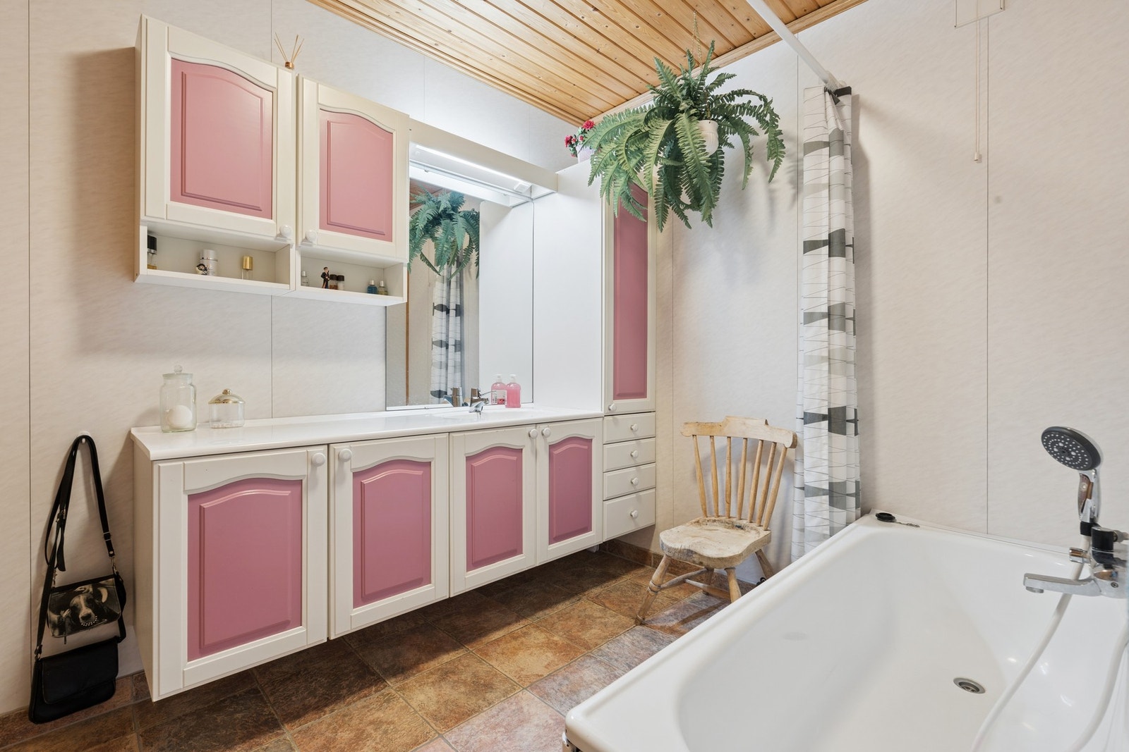 Badet i kjelleretasjen har badekar og servantinnredning. Galleribilde