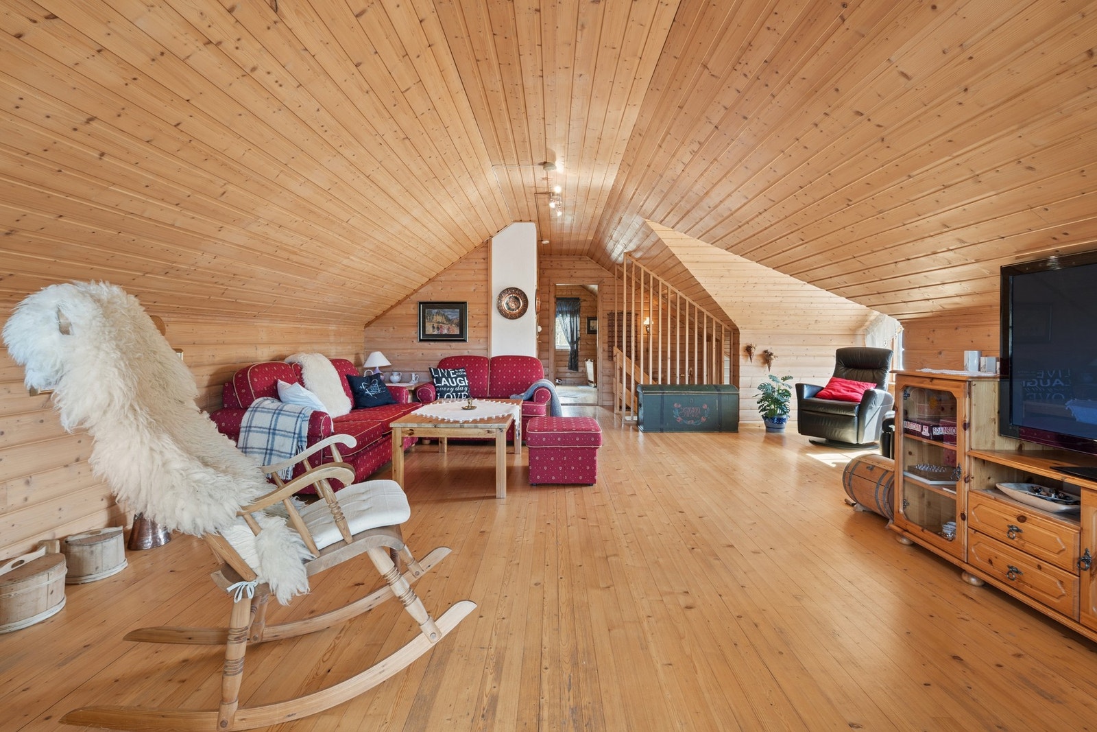 En romslig og møbleringsvennlig loftstue med flere bruksmuligheter. Galleribilde