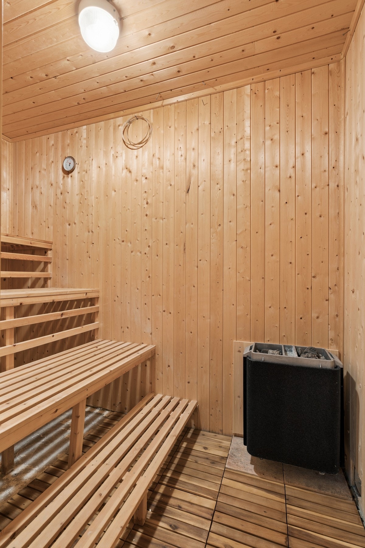 Egen badstue med panelte flater og badstuovn. Galleribilde