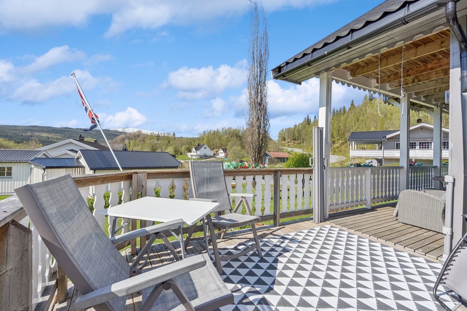 Uteplassen er delvis overbygd og har et malt rekkverk i tre. Galleribilde