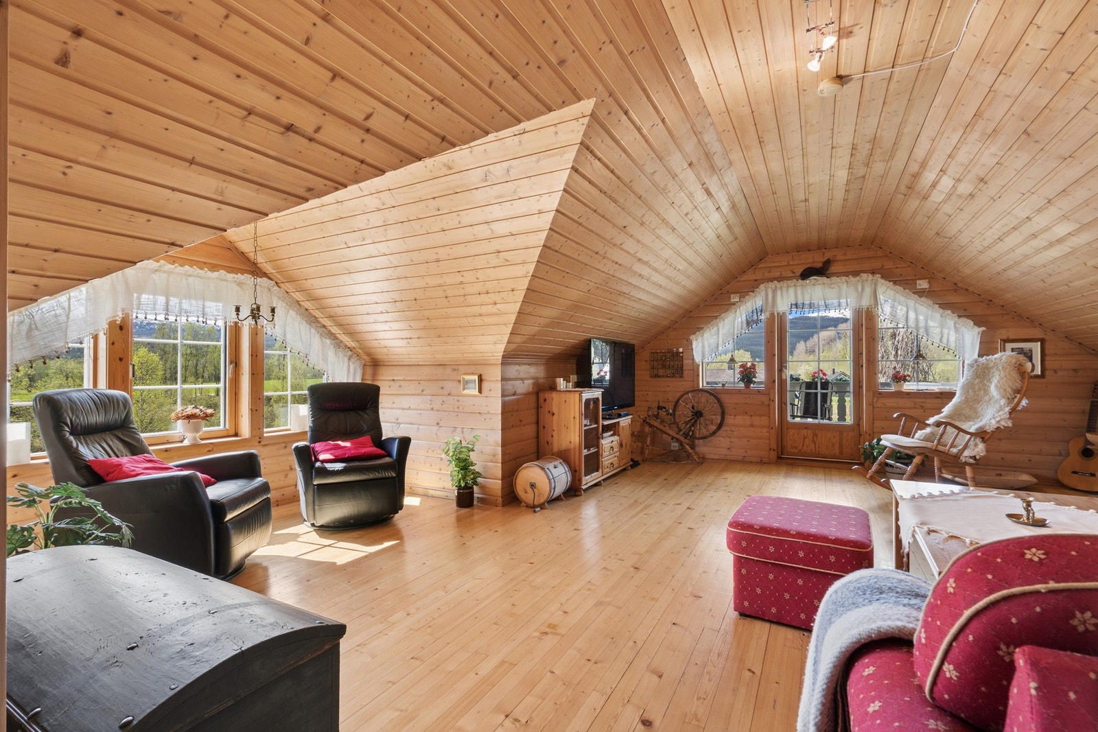 Fra loftstuen er det utgang til en overbygd veranda på 12 m². Galleribilde