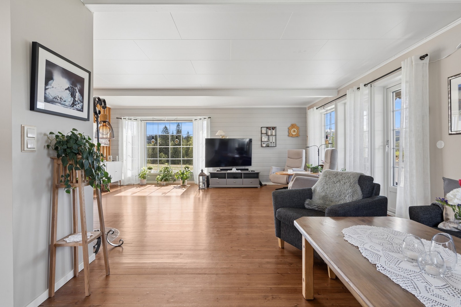 Store vindusflater slipper inn rikelig med dagslys. Galleribilde