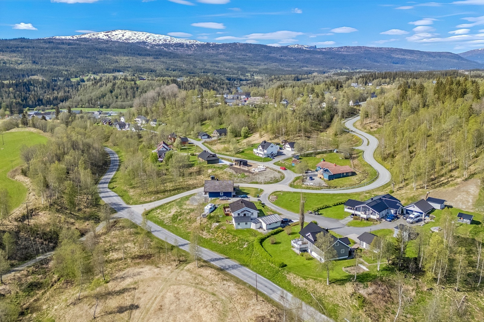Eiendommen ligger i et etablert boligområde med god tilgang til turmuligheter i skog og mark. Galleribilde