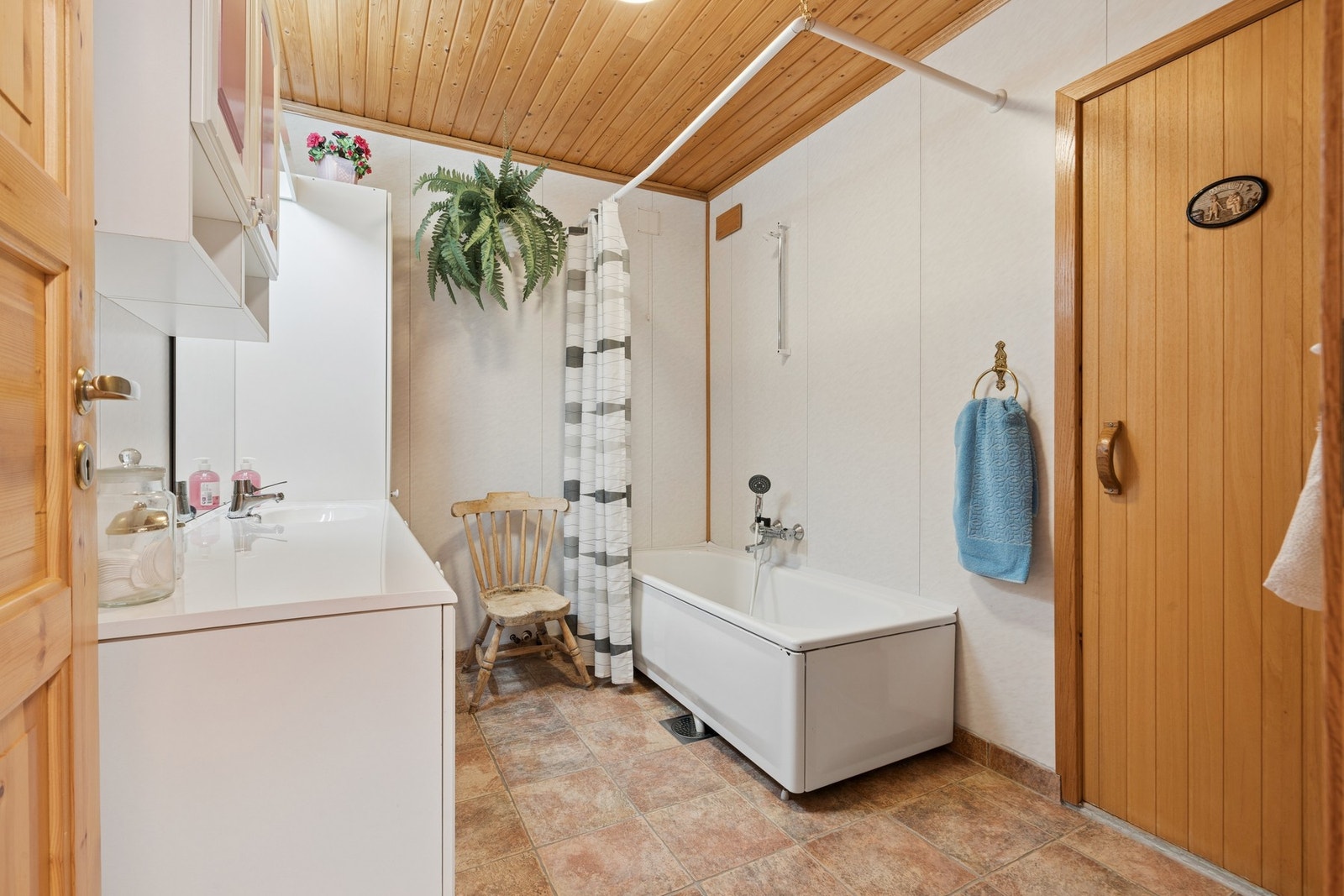 Fra badet er det direkte inngang til badstuen. Galleribilde
