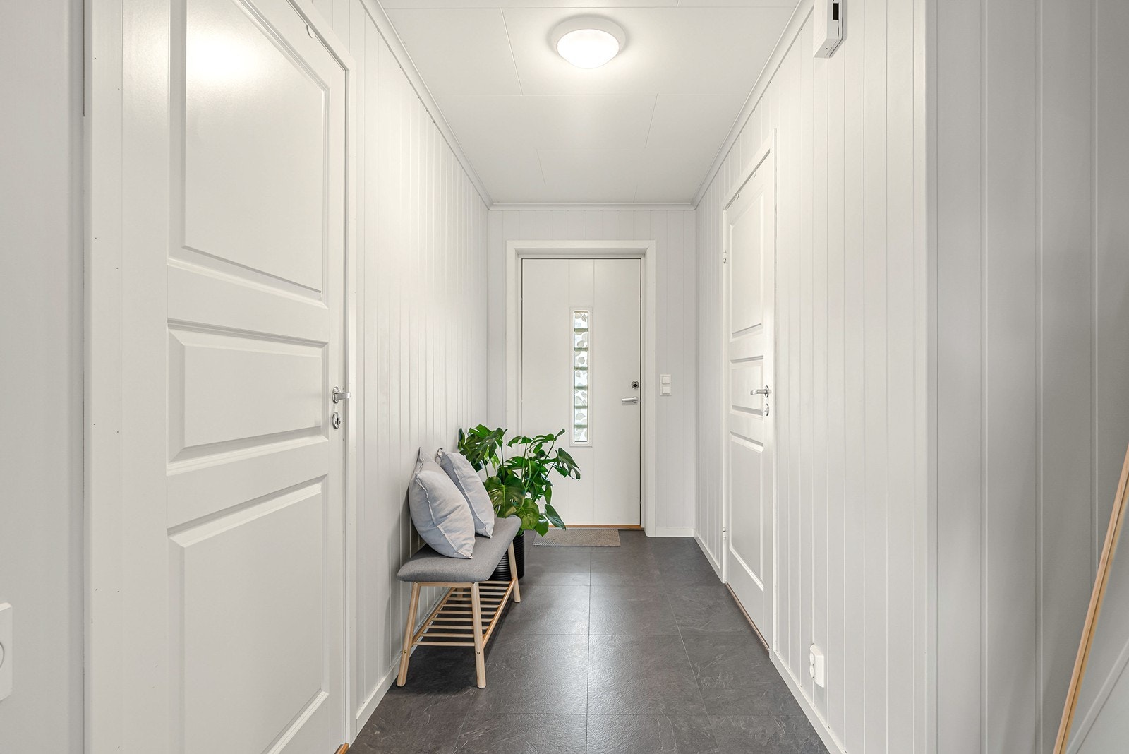Entréen er lys og romslig med plass til yttertøy og sko Galleribilde