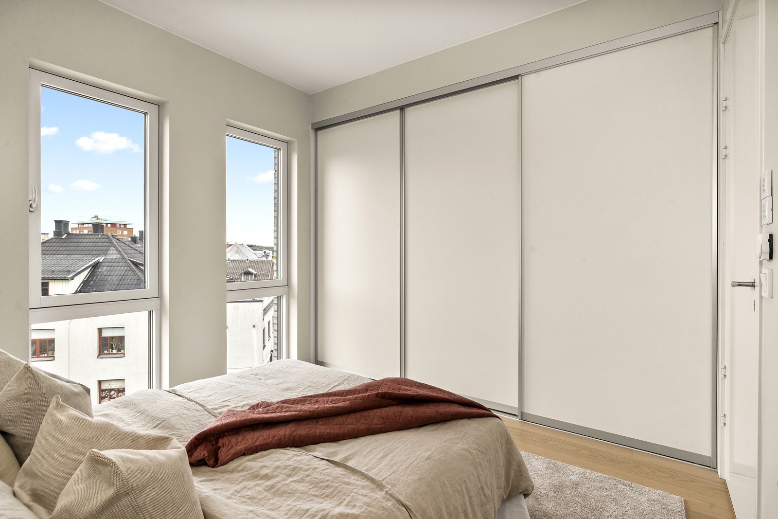 Hovedsoverommet er utstyrt med en stor skyvedørsgarderobe for effektiv oppbevaring. Galleribilde