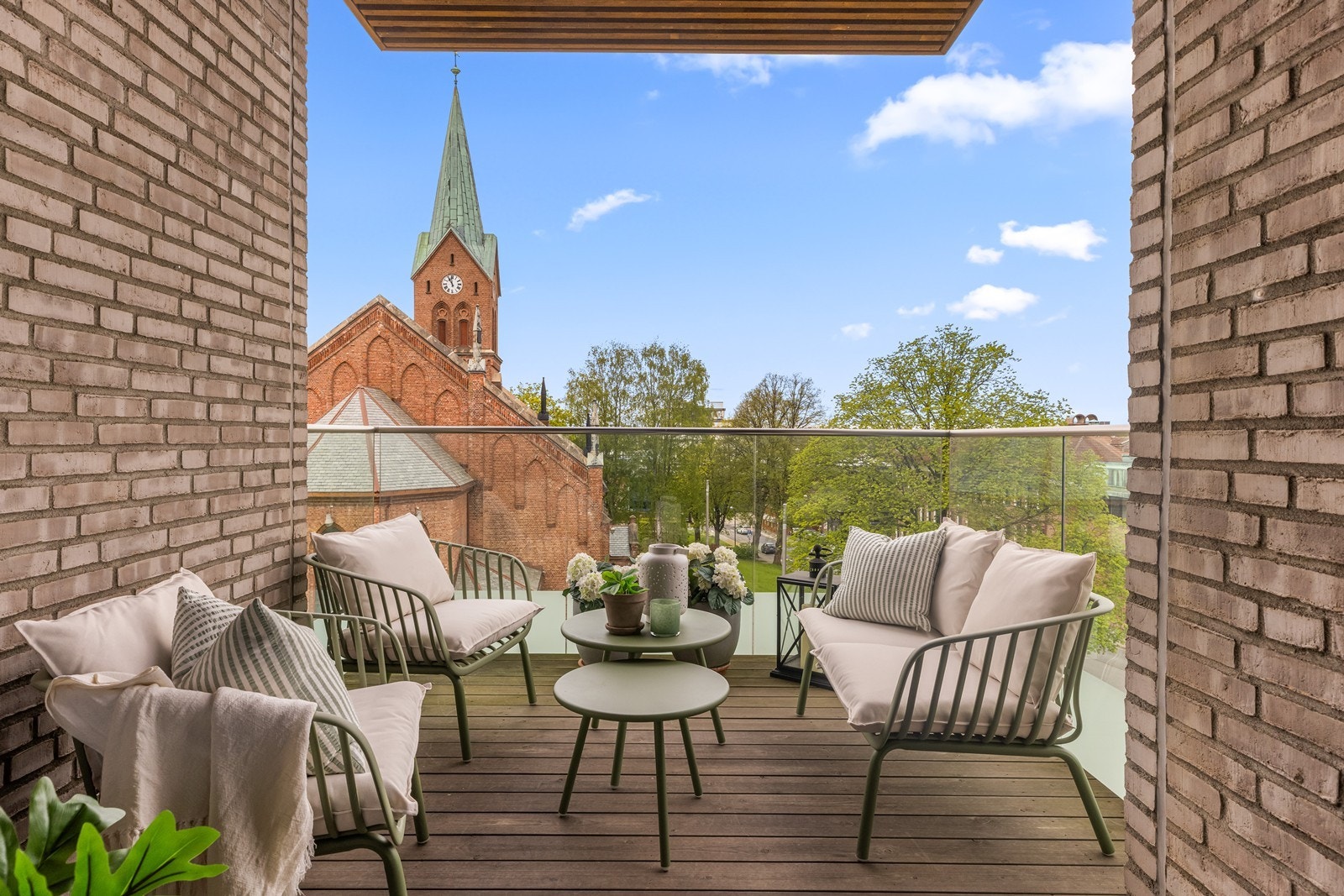 Balkongen på 10 m² har god plass til en sittegruppe og er overbygd. Galleribilde