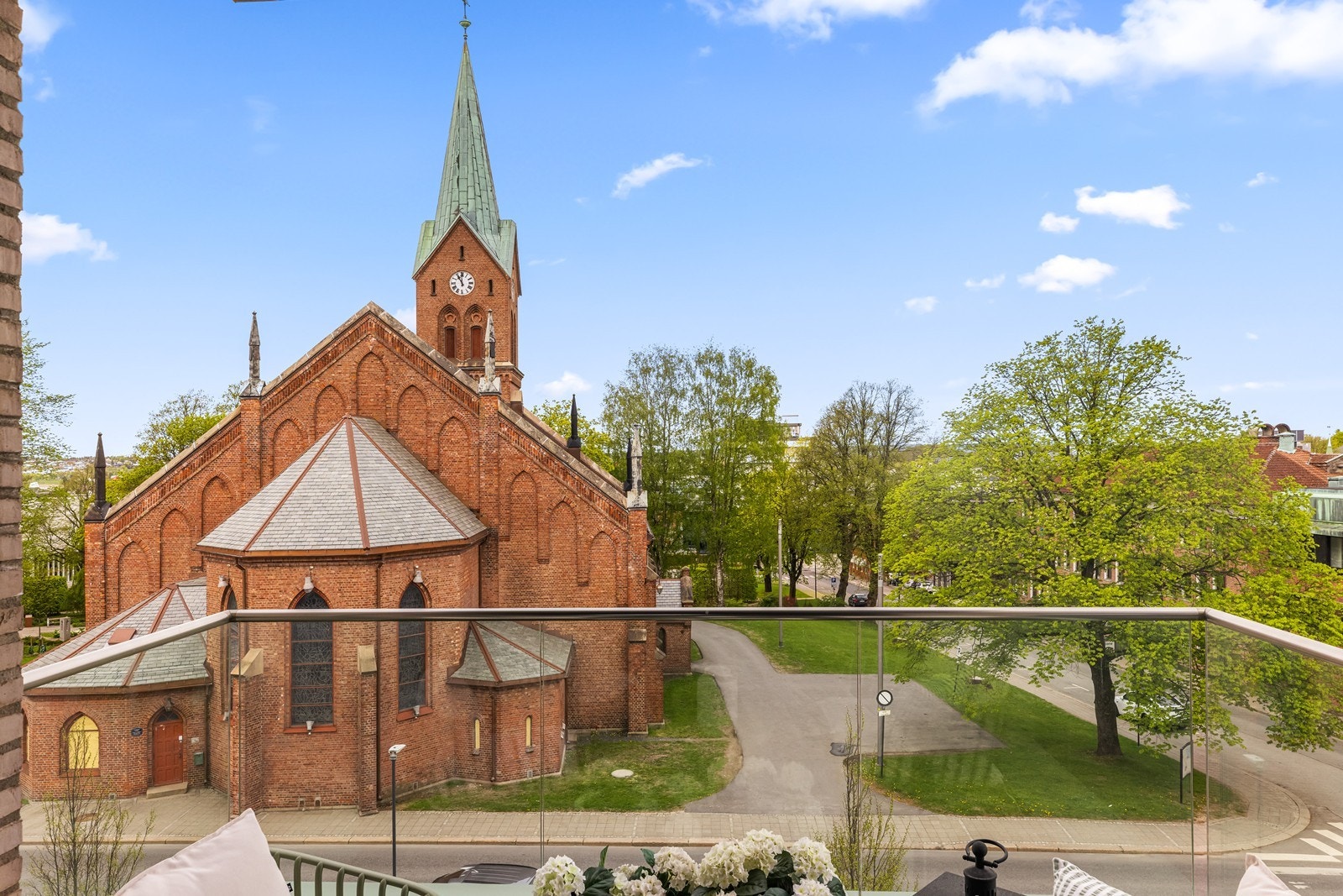 Fra den vestvendte balkongen har du utsikt mot Sarpsborg kirke. Galleribilde