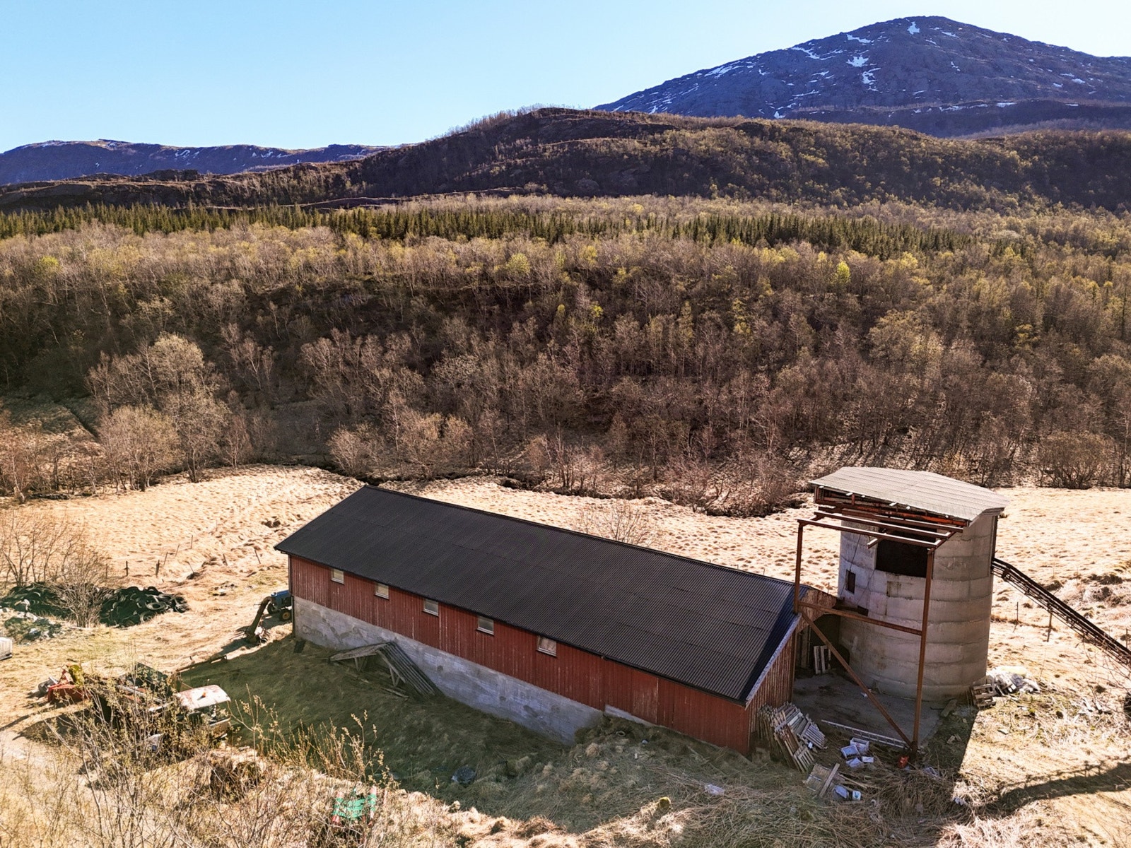 Til driftsbygningen hører en 9 meter høy tårnsilo i betong, tekket med stålplater. Galleribilde