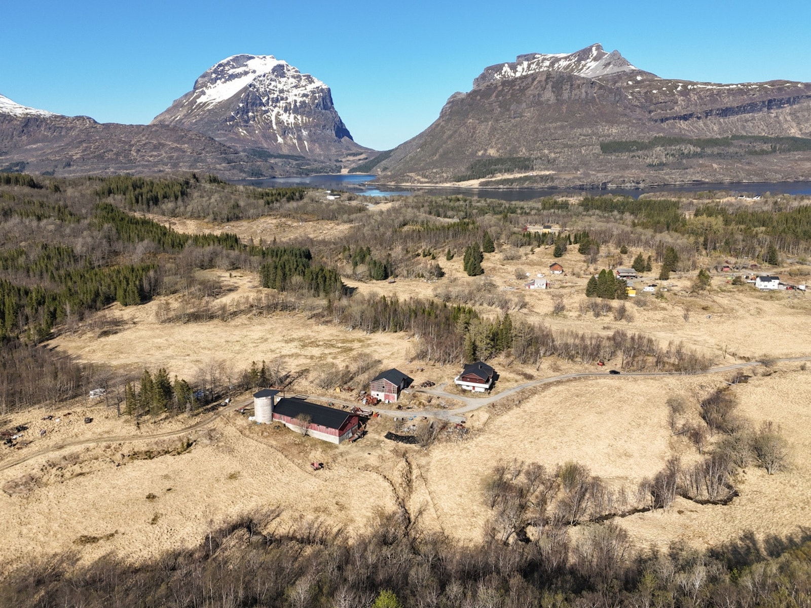 Omgitt av natur, med gode muligheter for friluftsliv i fjellet og langs kysten. Galleribilde