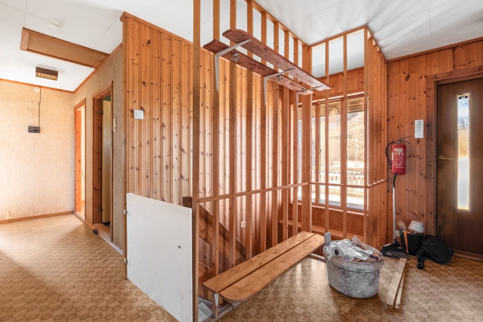 Tretrappen er sentralt plassert i boligen og gir en åpen forbindelse mellom etasjene. Galleribilde