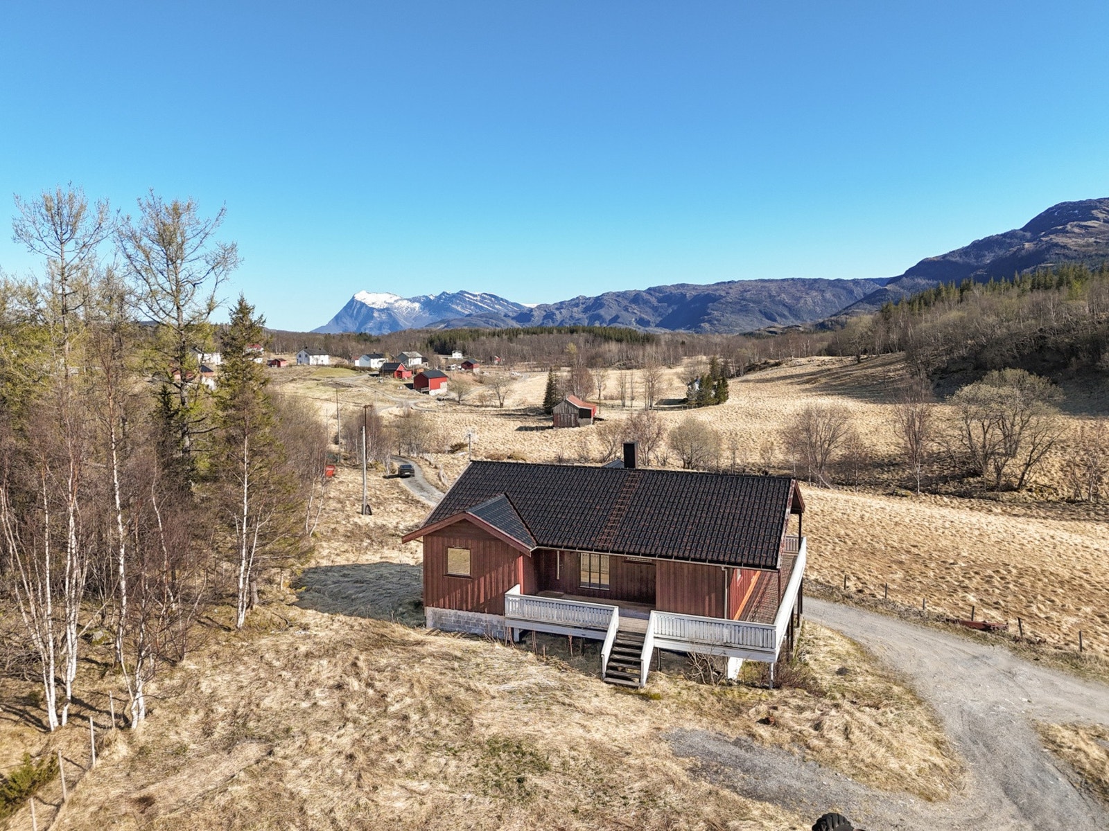 Eiendommen har en åpen og fri beliggenhet med utsikt mot fjellene. Galleribilde