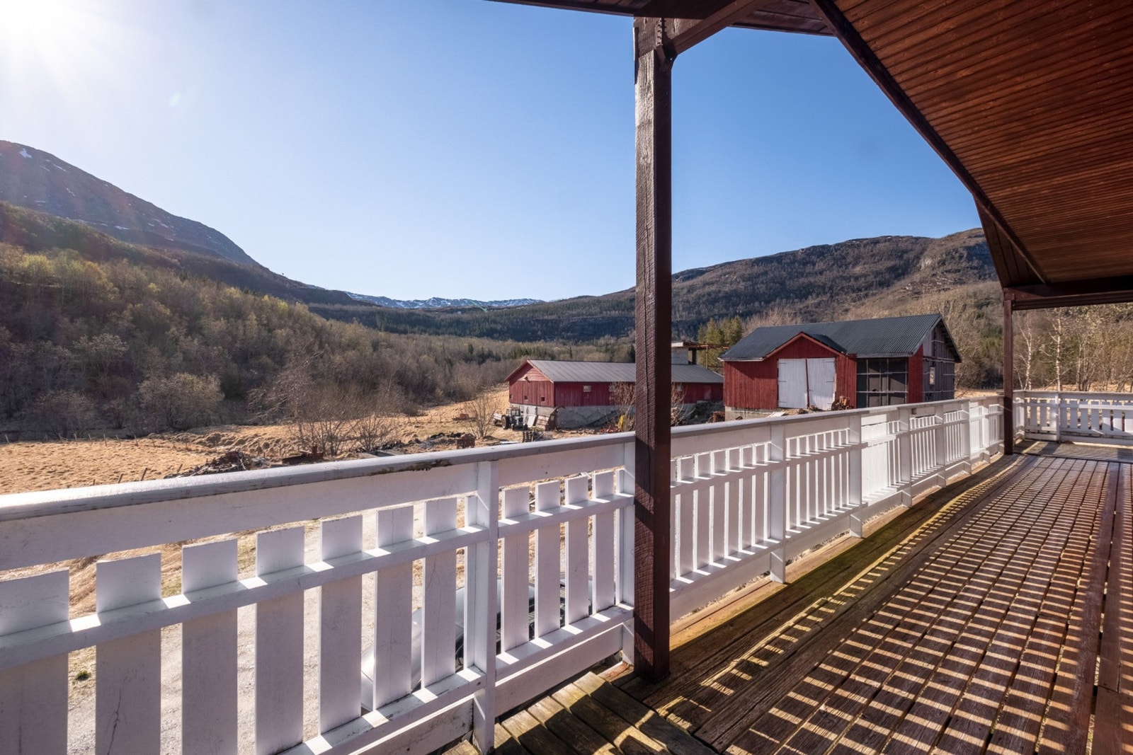 Stor veranda på 50 m² med utgang fra stuen. Deler av verandaen har takoverbygg. Galleribilde