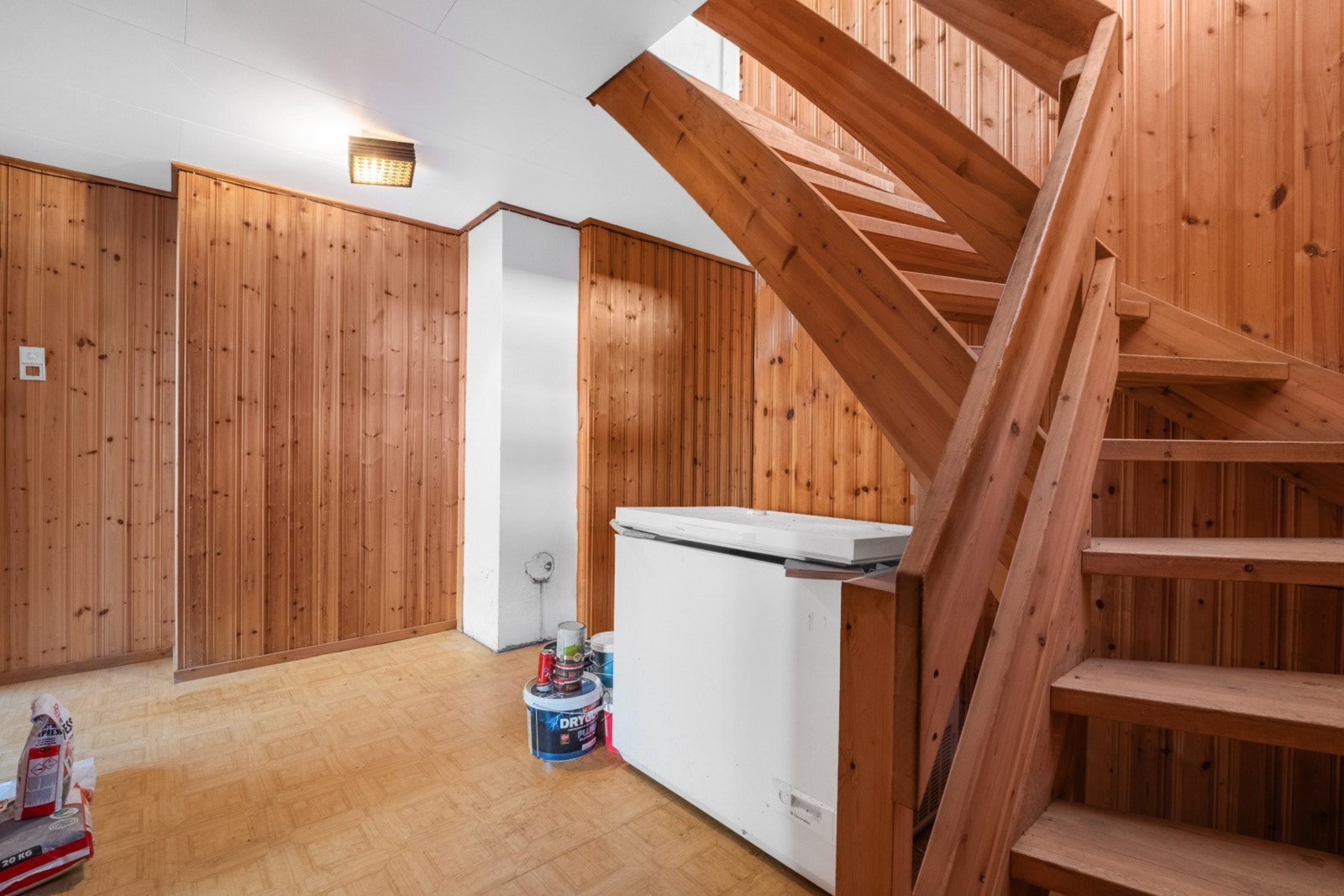 Etasjen er innredet med blant annet tre soverom, bad, vaskerom og boder. Galleribilde