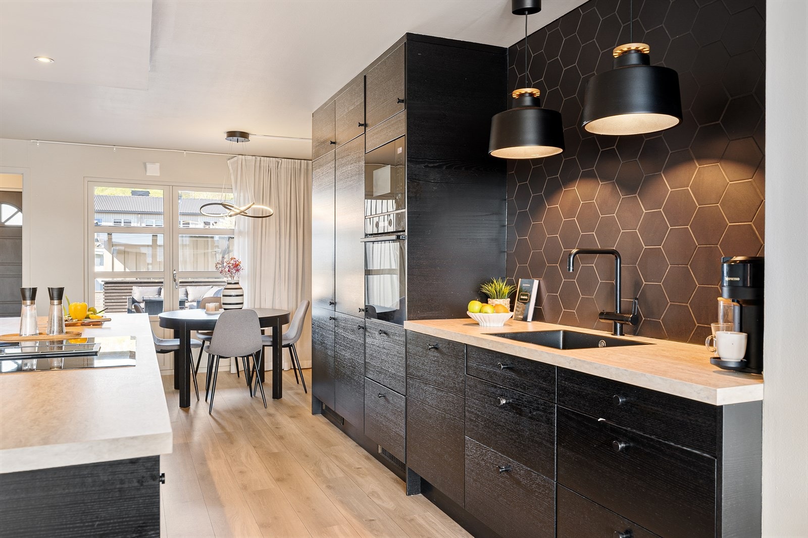 Stilige materialvalg og fliser på kjøkkenet som setter et eget særpreg på rommet. Galleribilde