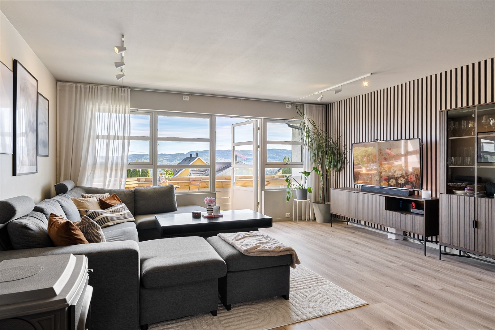 Utgang til østvendt terrasse fra stue. Galleribilde