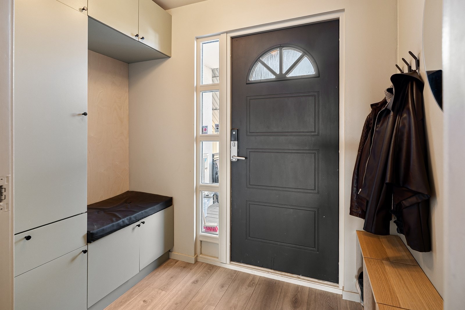 Gang med garderobe og skoskap. Galleribilde