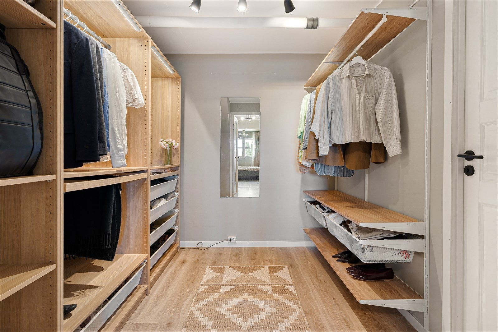 Boden er innredet som walk-in garderobe. Til høyre er eget romslig vaskerom. Galleribilde