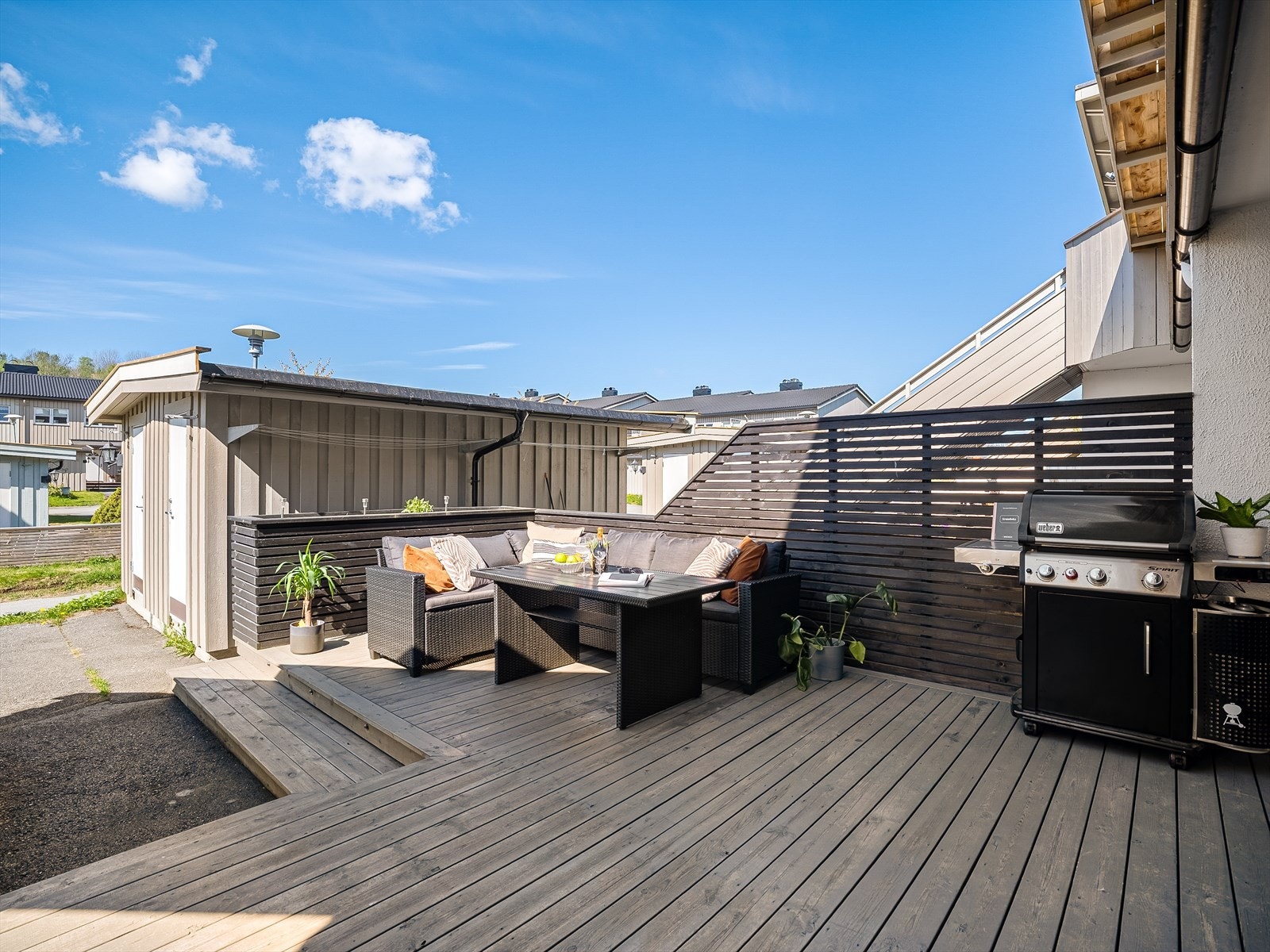 Vestvendt terrasse med lang solgang og sportsbod ved inngangsparti. Galleribilde