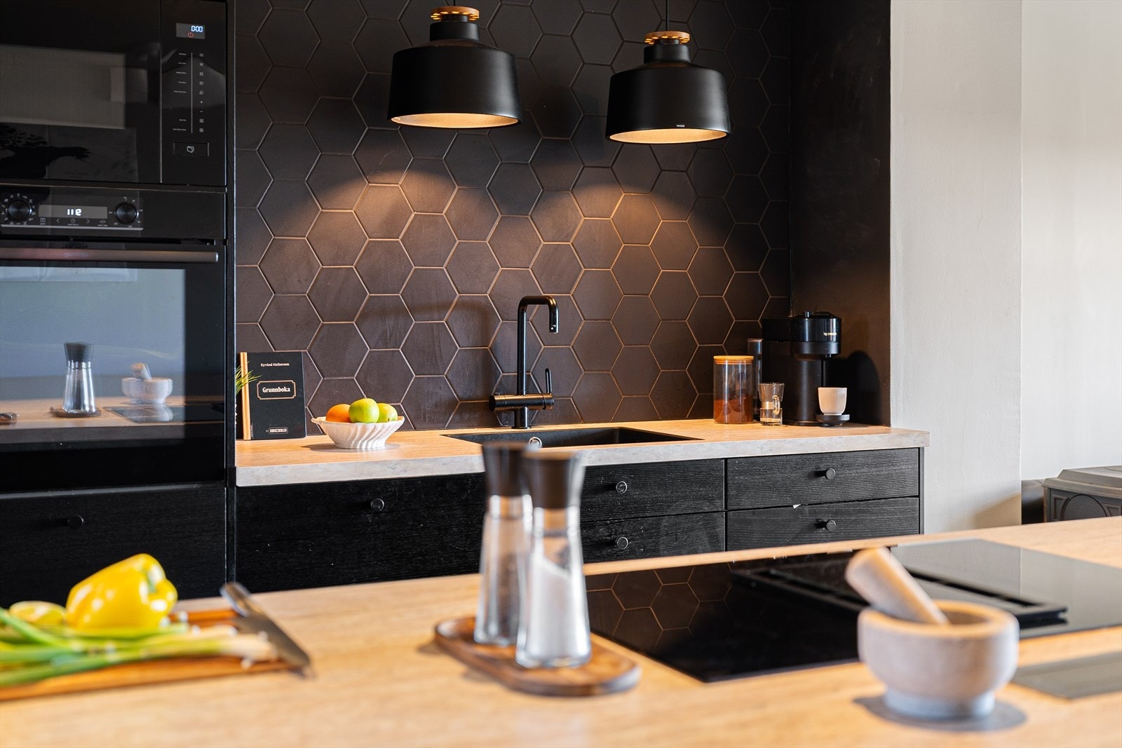 Kjøkkenet har flotte detaljer som hexagon fliser over kjøkkenbenk. Galleribilde