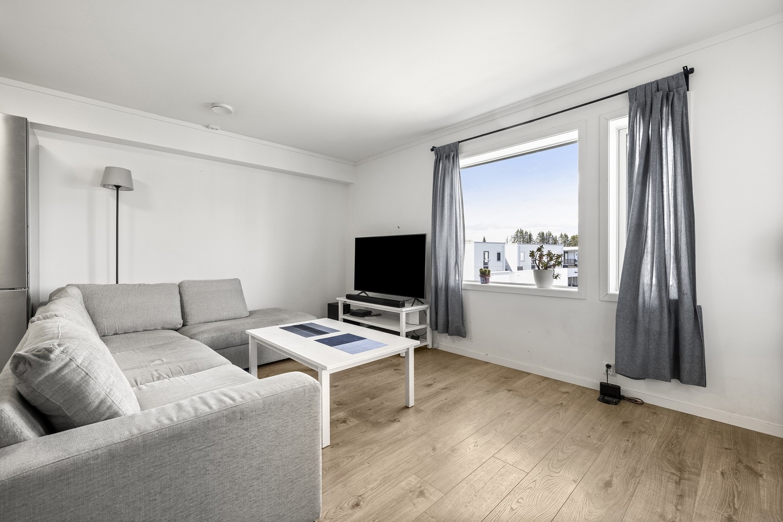 Store vindusflater med tre-lags glass fra 2018 slipper inn rikelig med dagslys. Galleribilde