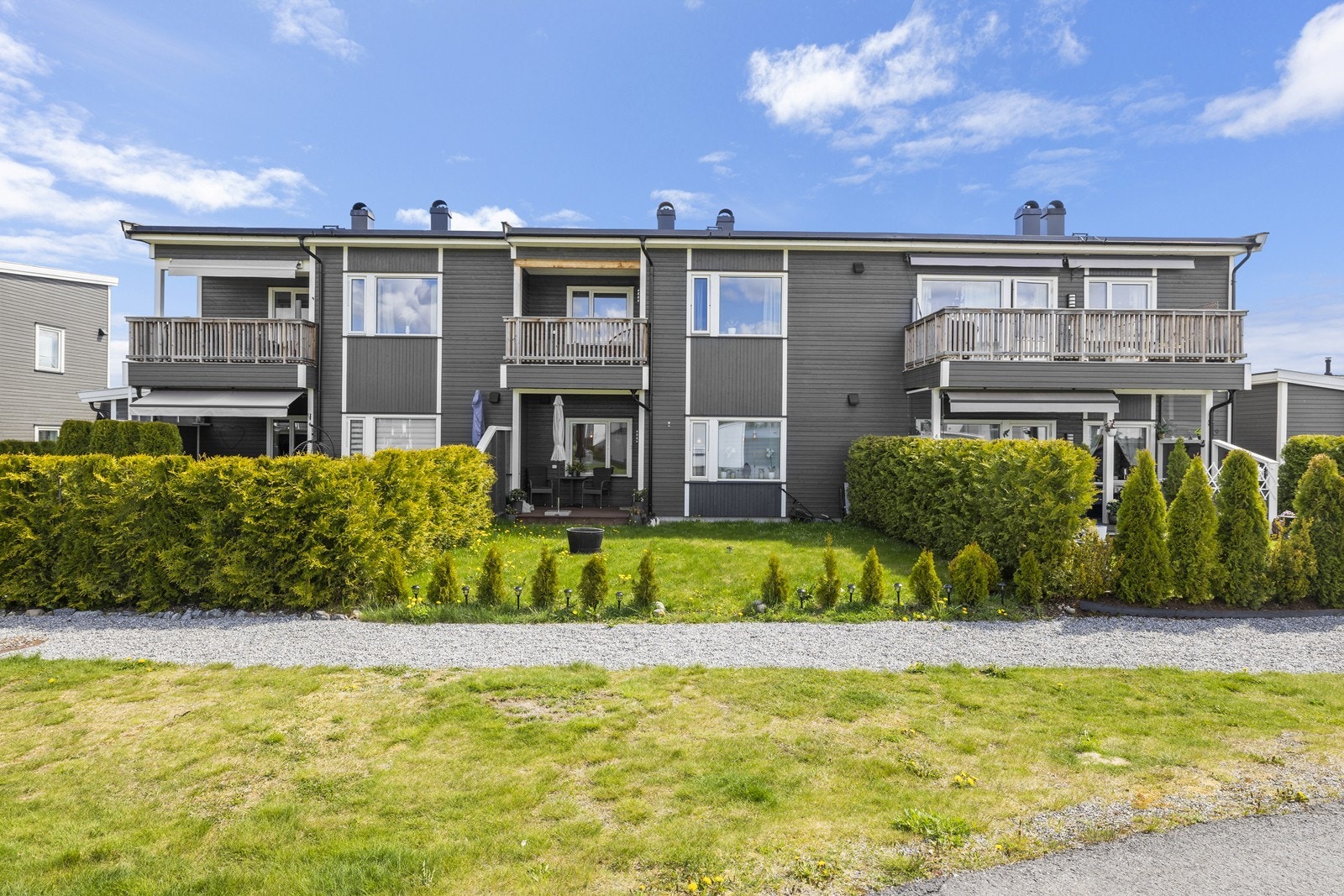 Sameiet består av flere moderne småhus og leilighetsbygg med felles grøntarealer. Galleribilde