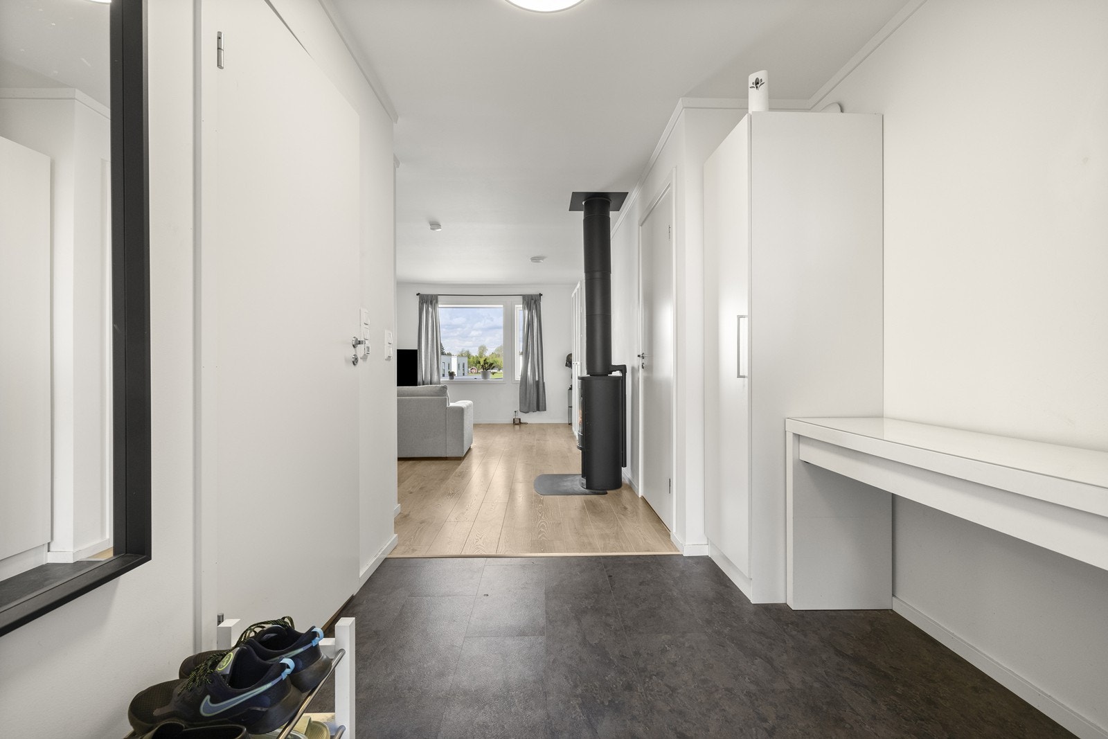 Fra gangen åpner leiligheten seg opp mot stuen og kjøkkenet. Galleribilde