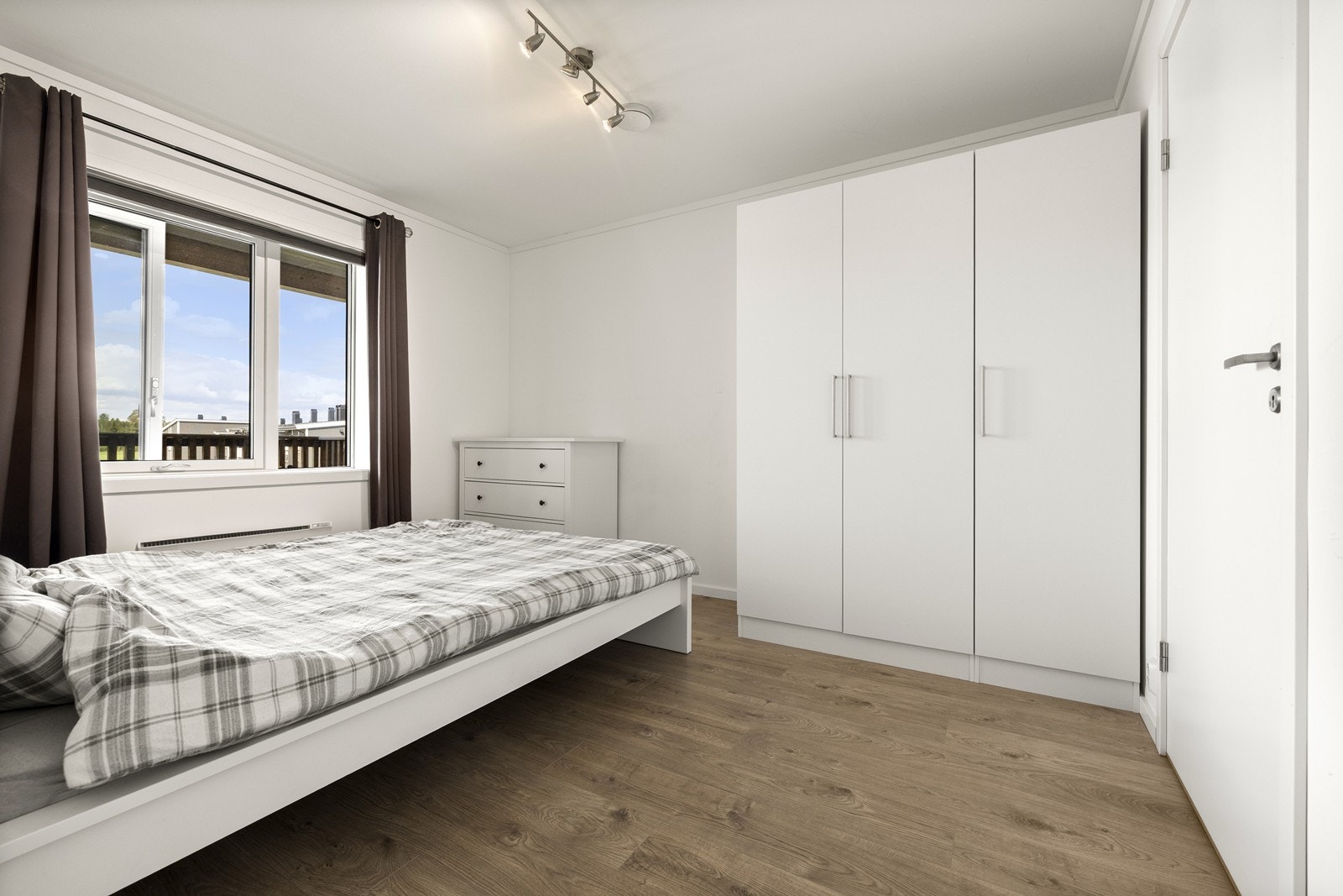 Soverom med plass til dobbeltseng og garderobeskap. Galleribilde