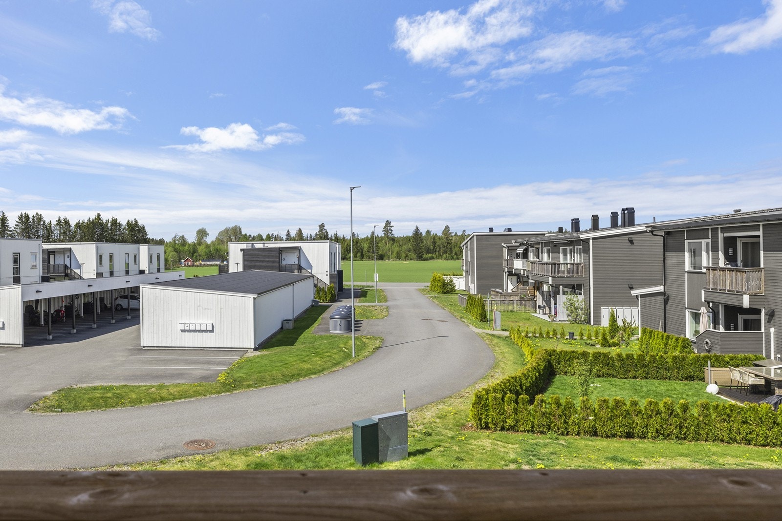 Fra leiligheten er det utsikt over et rolig og etablert boligområde i Nordkisa. Galleribilde
