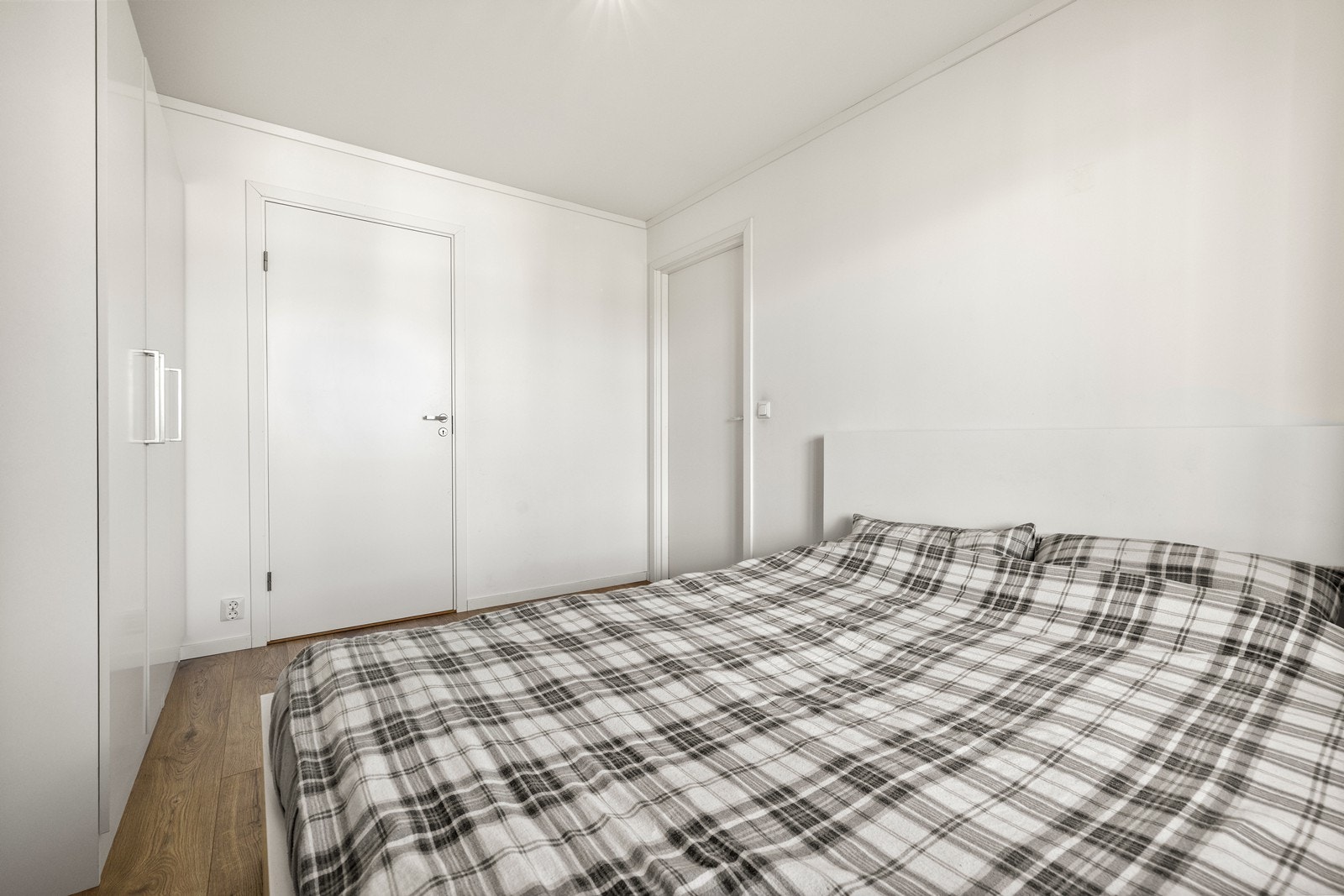 Rommet har overflatebehandlet gips på veggene og en-stavs laminat på gulvet. Galleribilde