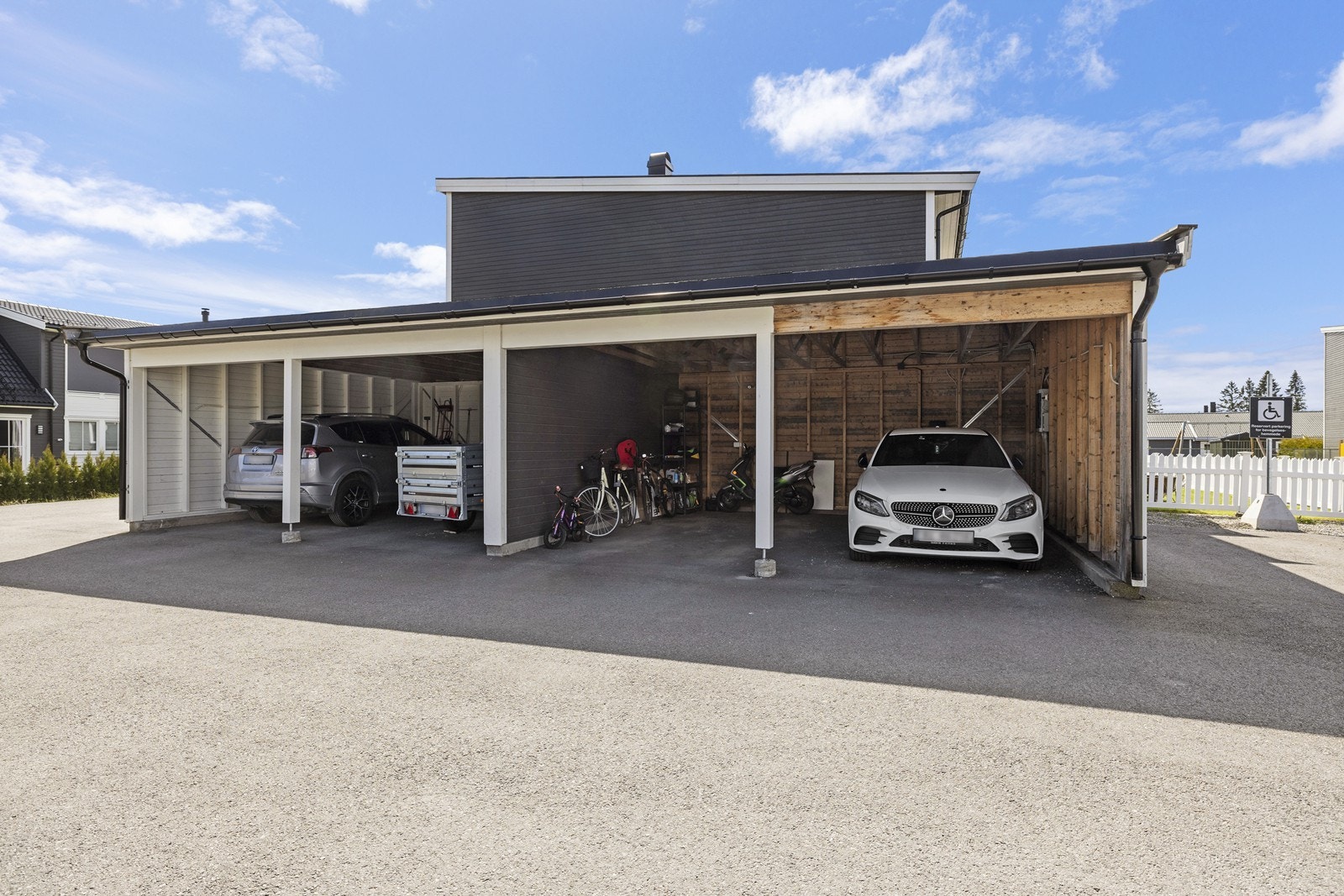 Det medfølger en fast plass i felles carportanlegg. Galleribilde