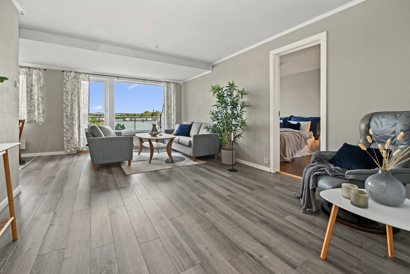 God plass til både sofa og spisestue Galleribilde