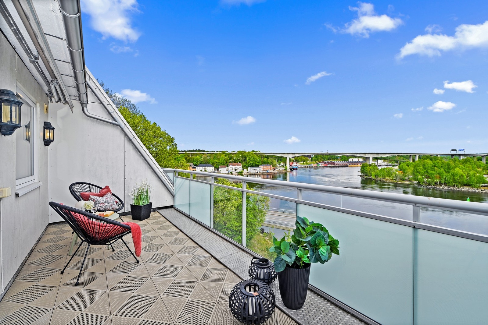 Usjenert terrasse med fin utsikt Galleribilde