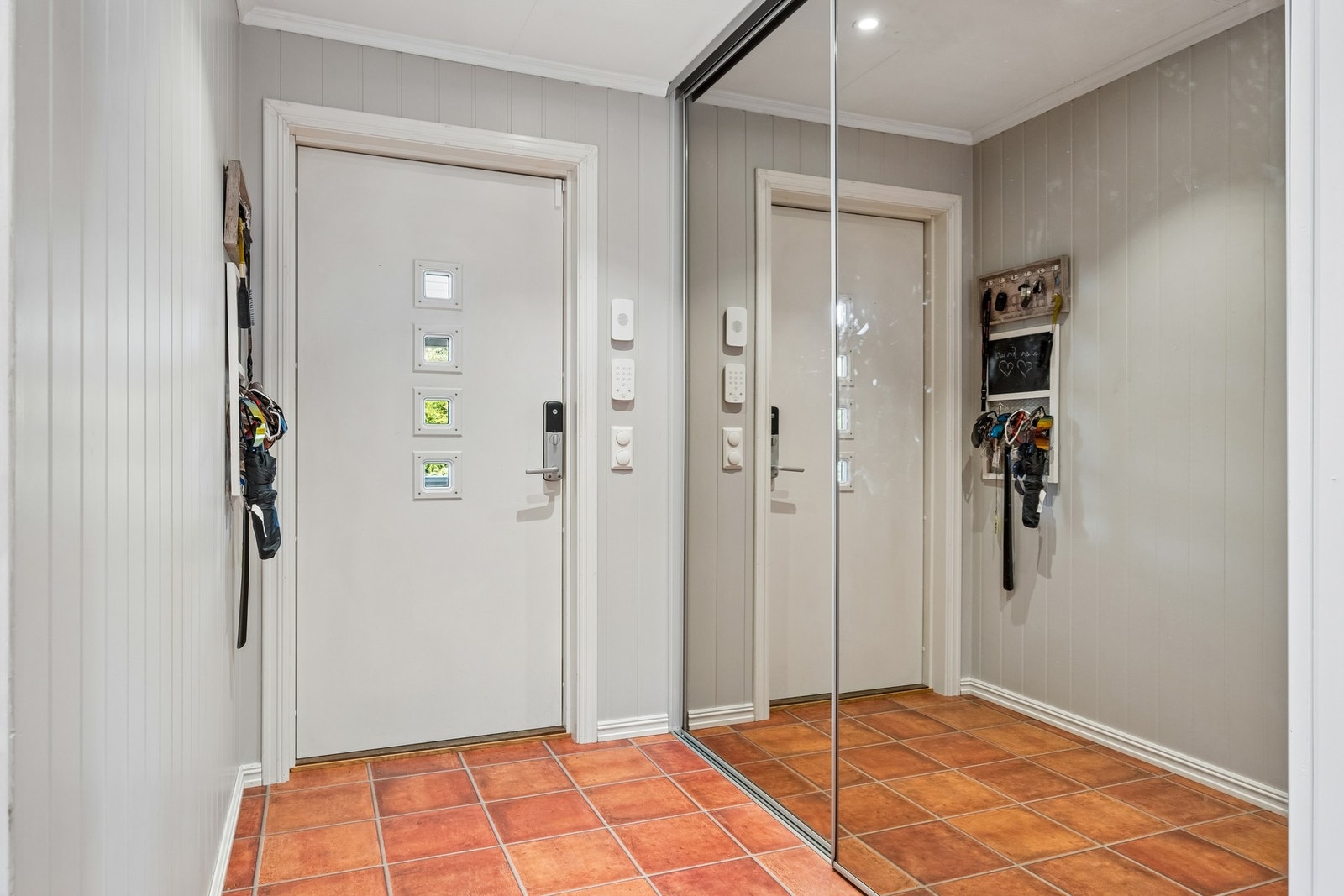 Praktisk gang med skyvedørsgarderobe Galleribilde