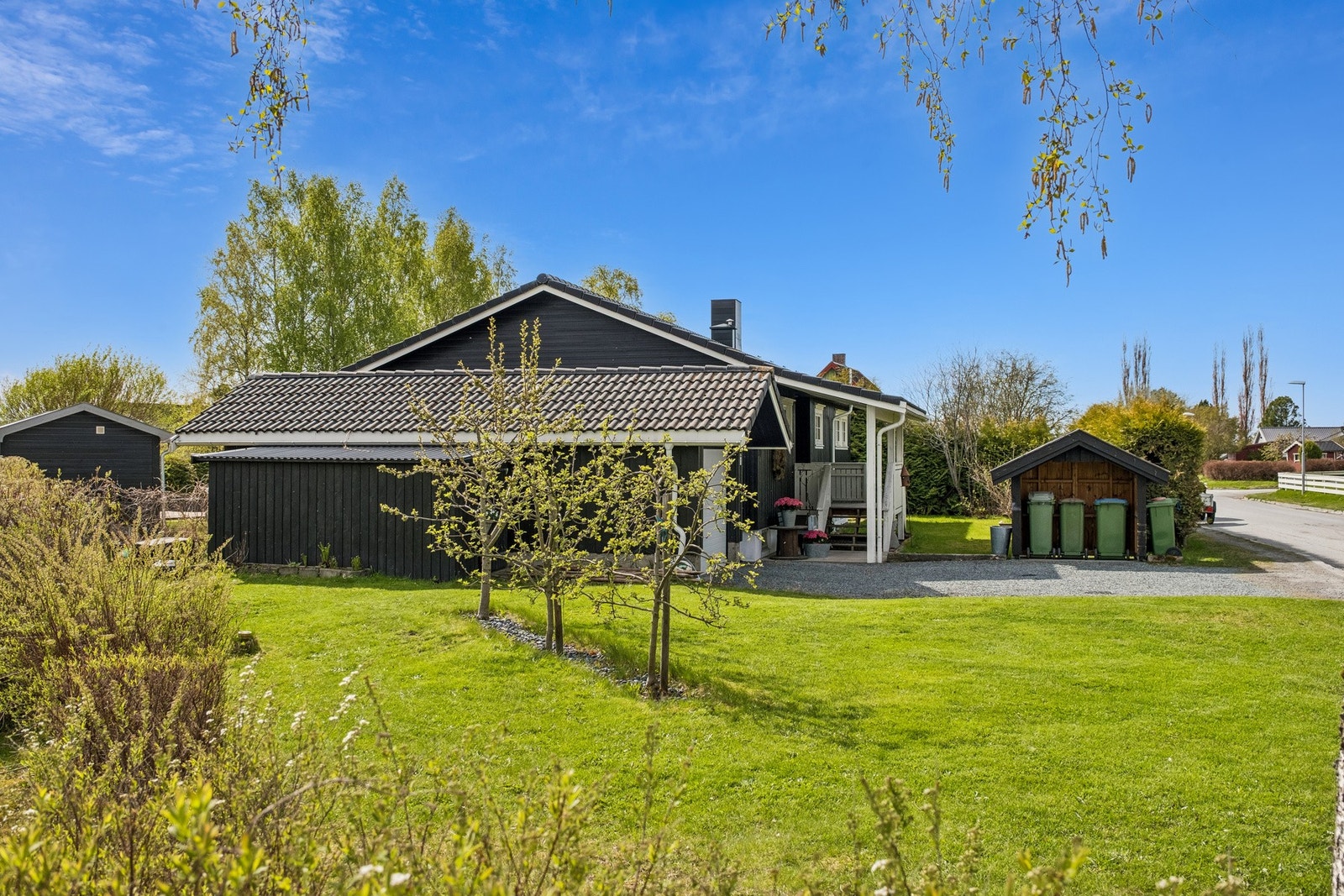 Romslig tomt med godt opparbeidet hage med flere hyggelige uteplasser. Galleribilde