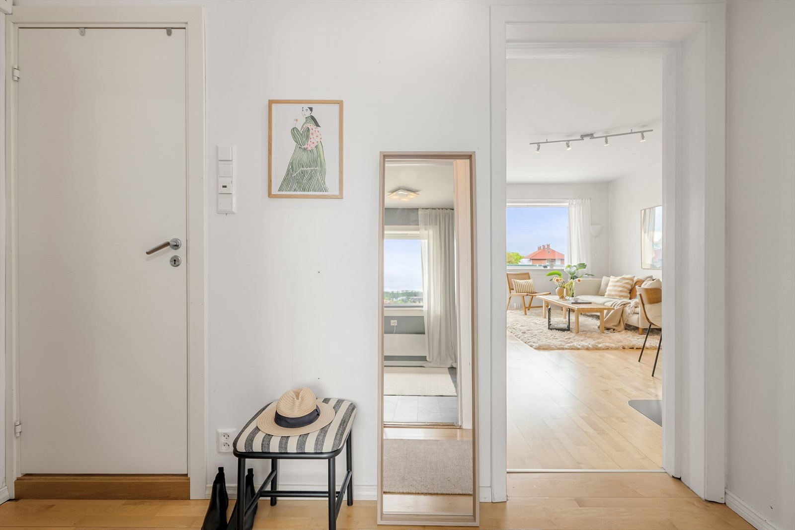 En lys gang fører deg mellom rommene. Galleribilde
