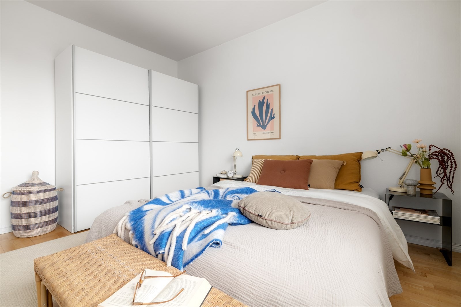 Rommet har god plass til dobbeltseng, nattbord og garderobe. Galleribilde