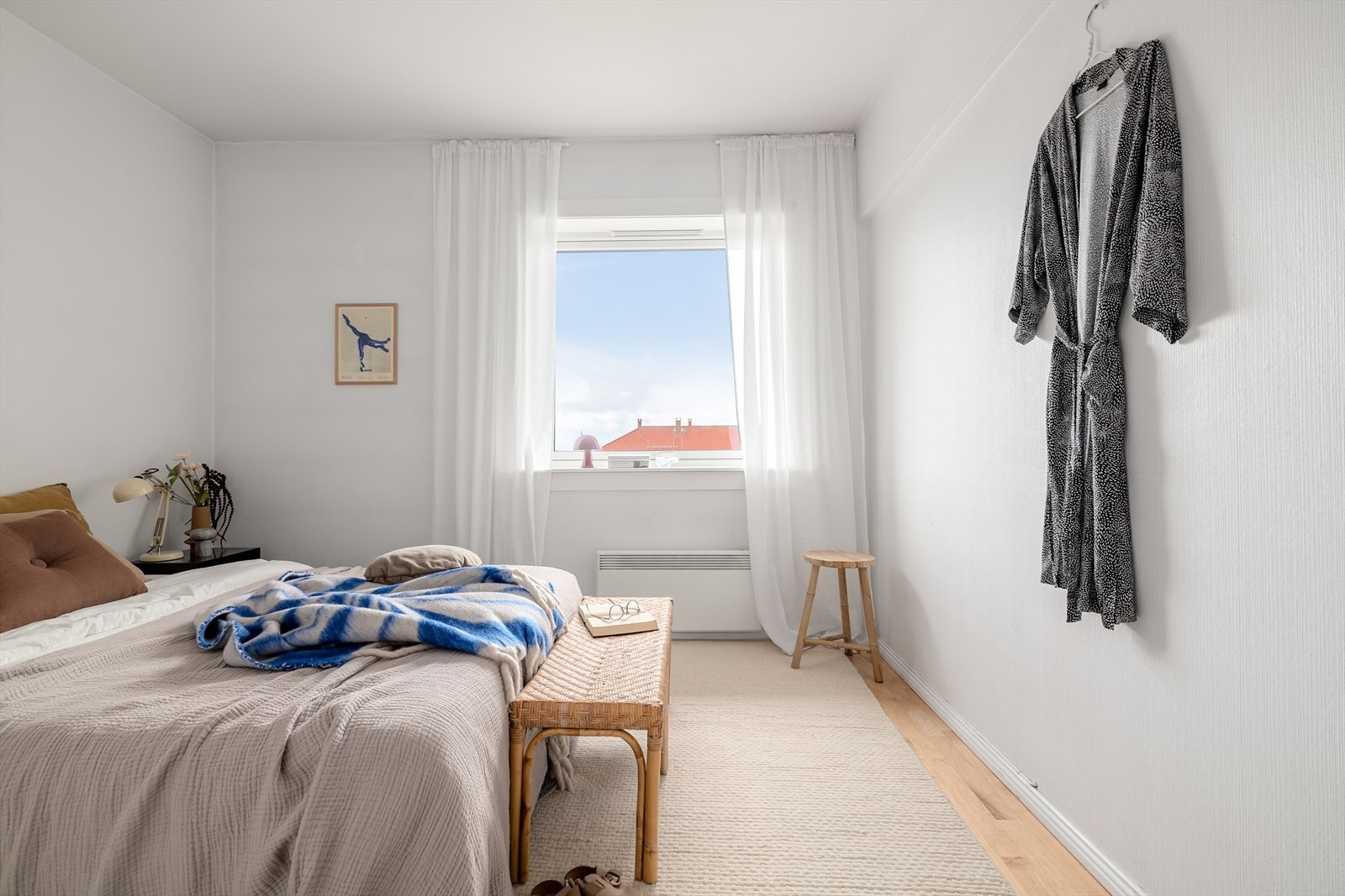 Et stort vindu gir rikelig med naturlig lysinnslipp. Galleribilde