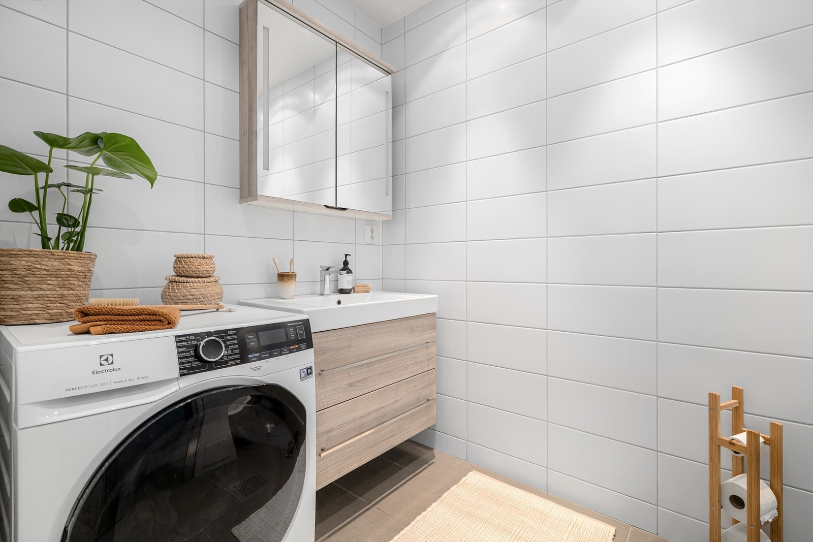 Badet er tidløst flislagt og har varme i gulv. Galleribilde