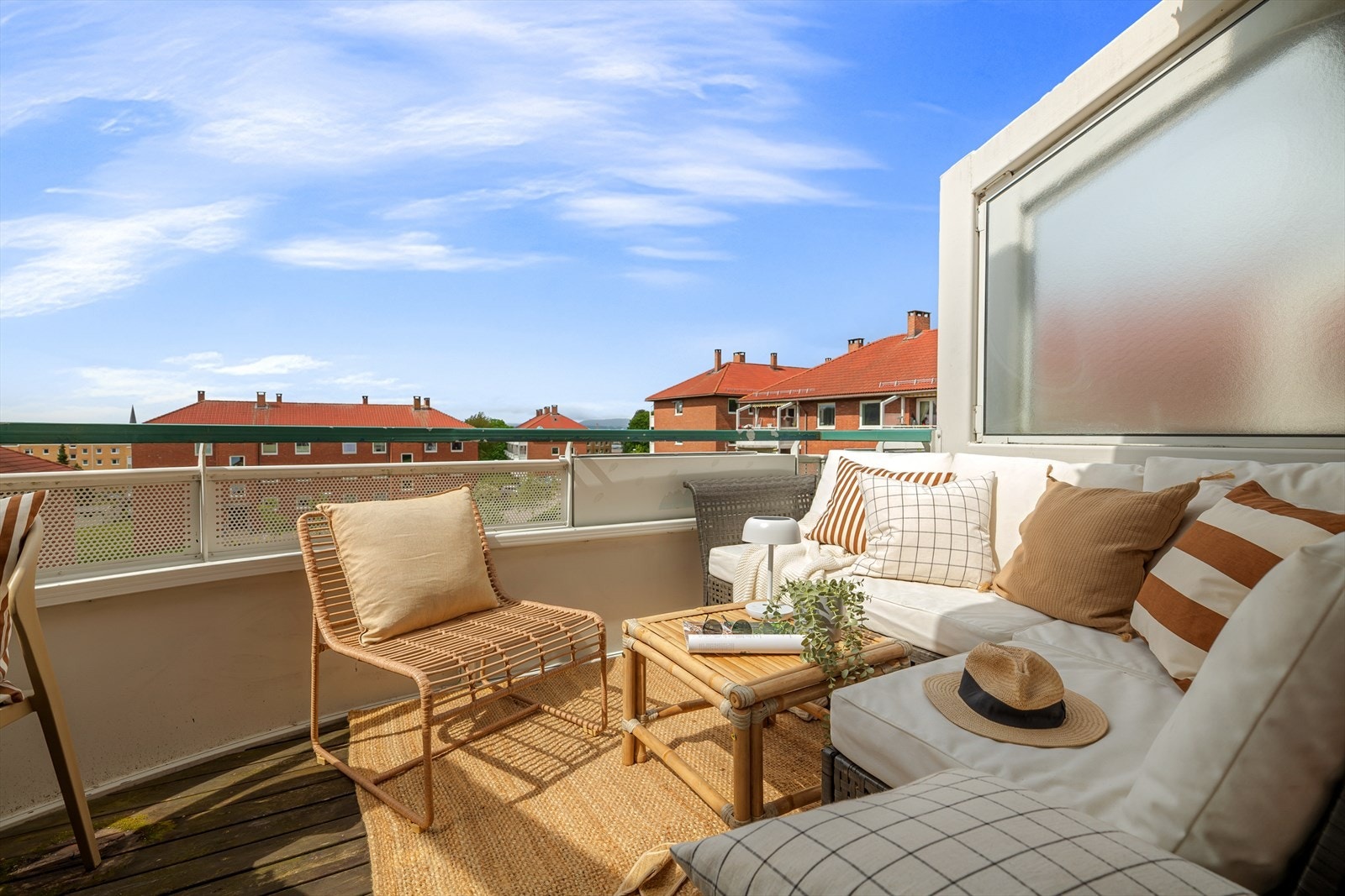 En romslig toppleilighet, med fantastisk balkong, mye deilig dagslys og rolige omgivelser. Galleribilde