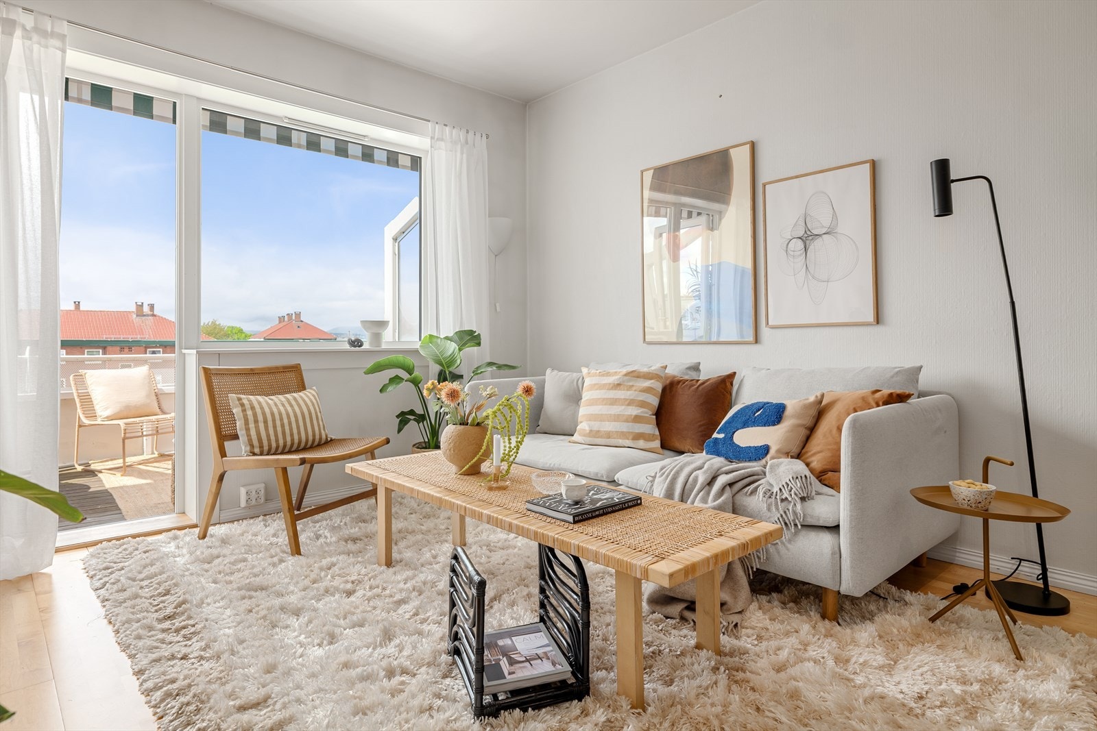 Stuen er romslig med god plass til en ordentlig sofa og TV-krok, i tillegg til spisegruppe. Galleribilde