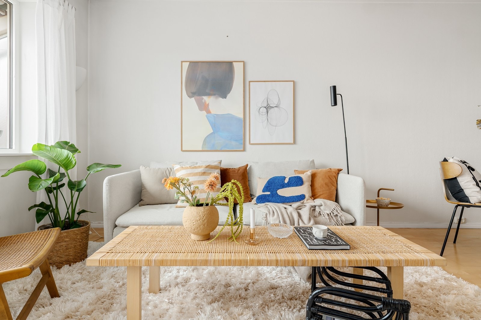 De store vindusflatene gir godt med naturlig lysinnslipp. Galleribilde