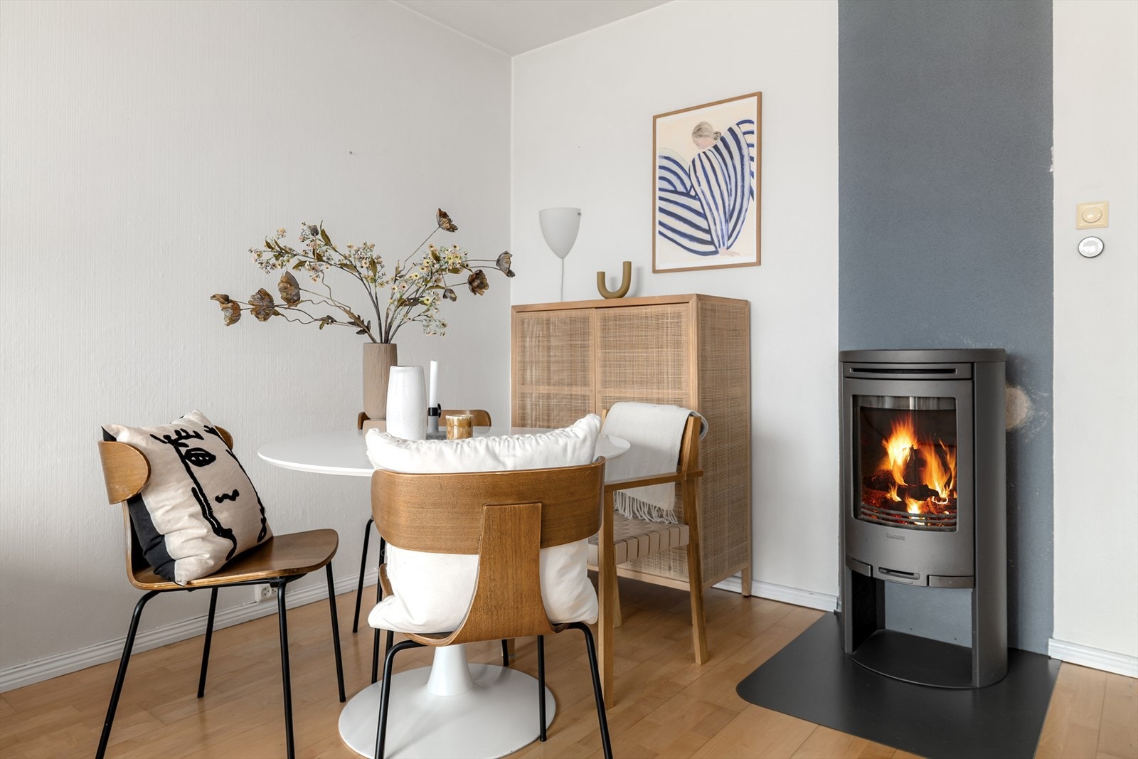 Stuen har en peisovn som både er stemningsfull og praktisk når gradestokken kryper nedover. Galleribilde