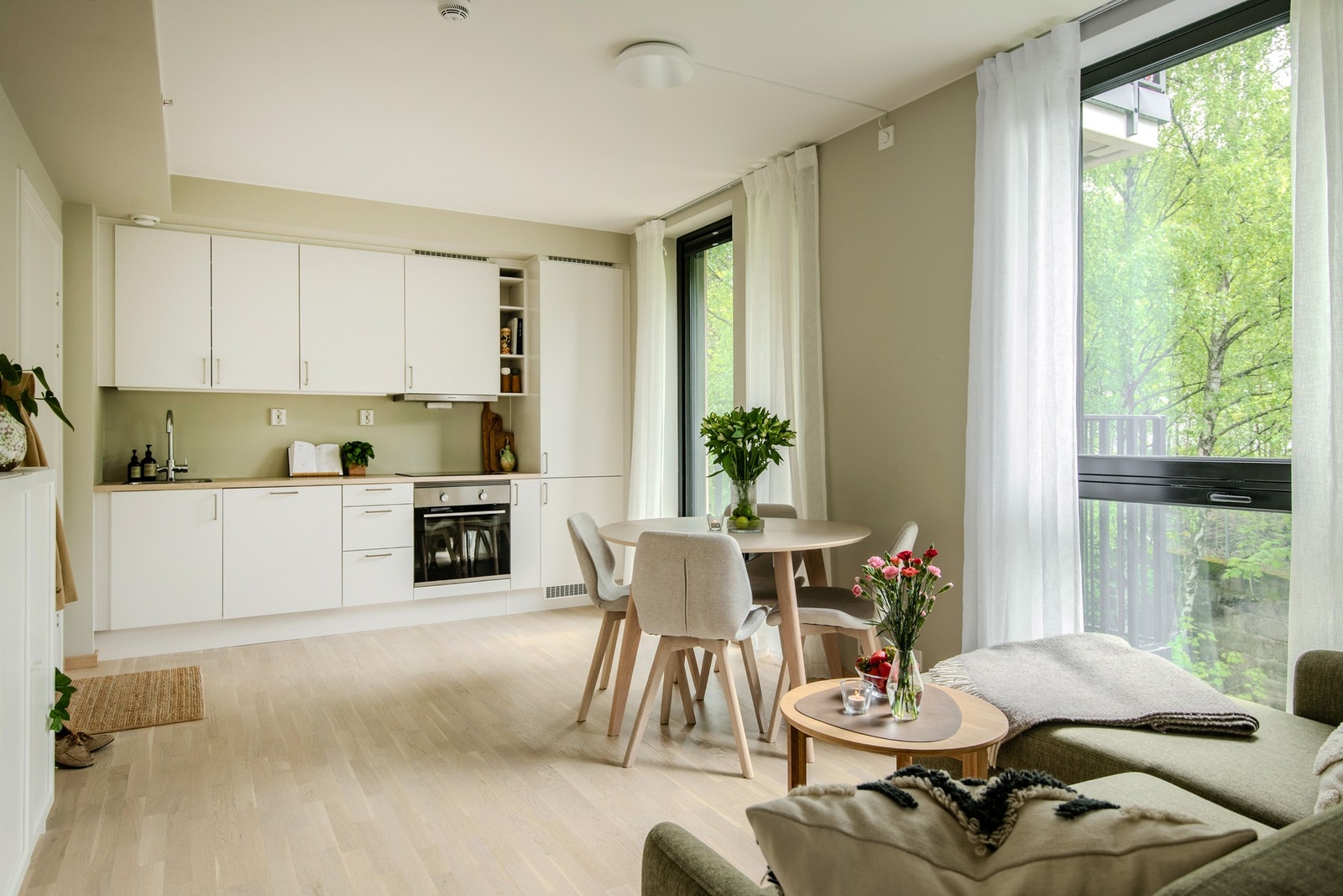 Her bor du høyt og luftig med grønne omgivelser og en atmosfære med moderne arkitektur. Galleribilde