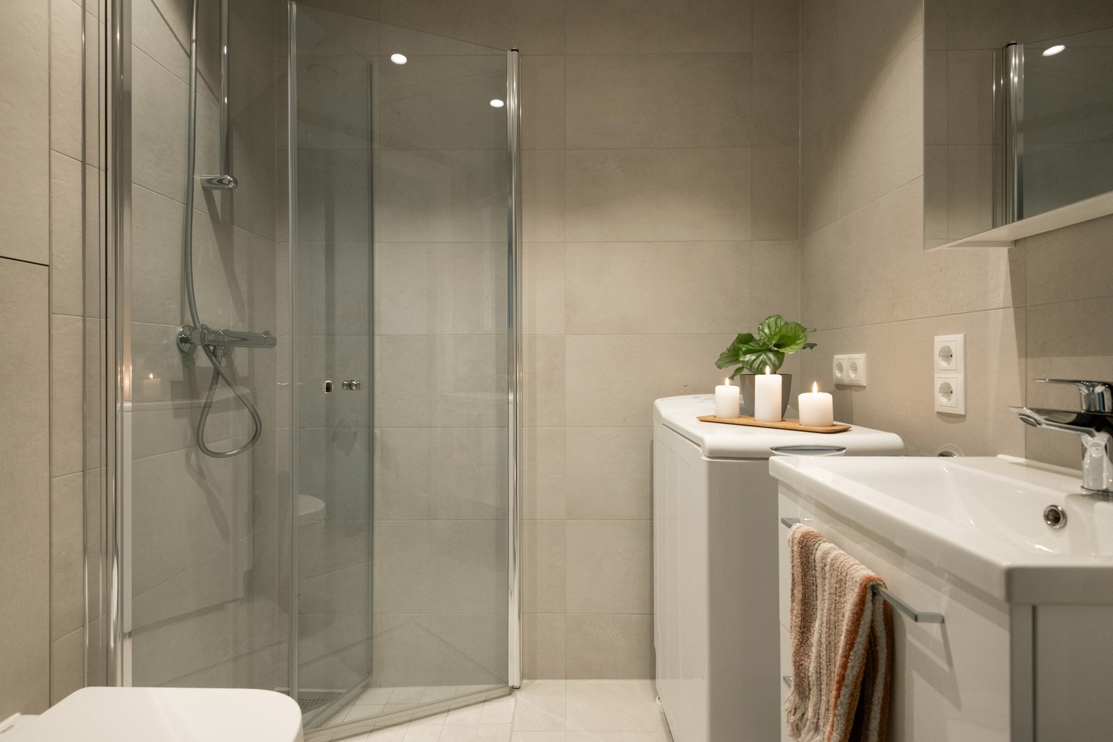 Badet er fra 2024 og holder en moderne standard med stilrene materialvalg og en funksjonell planløsning. Galleribilde