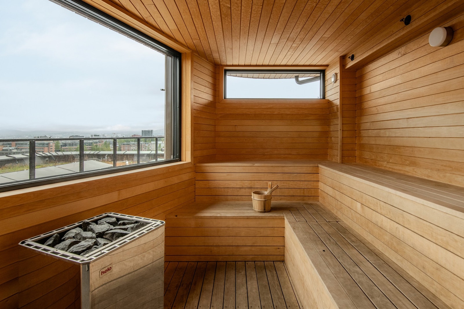 På takterrassen er det bygd opp en sauna med nydelig utsikt. Koster 50 kr timen. Den fantastiske utsikten herfra er "gratis"! Galleribilde