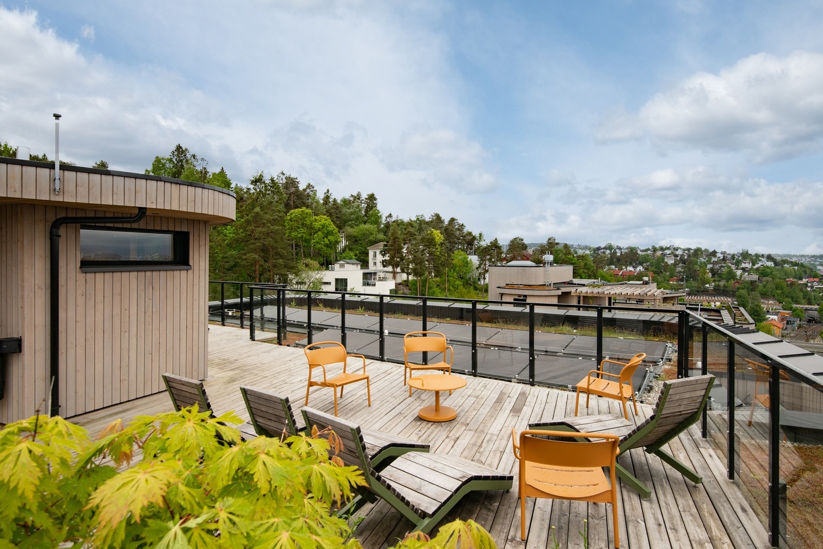 Takterrassen er et nydelig sted for beboerne å slappe av i solen. Galleribilde
