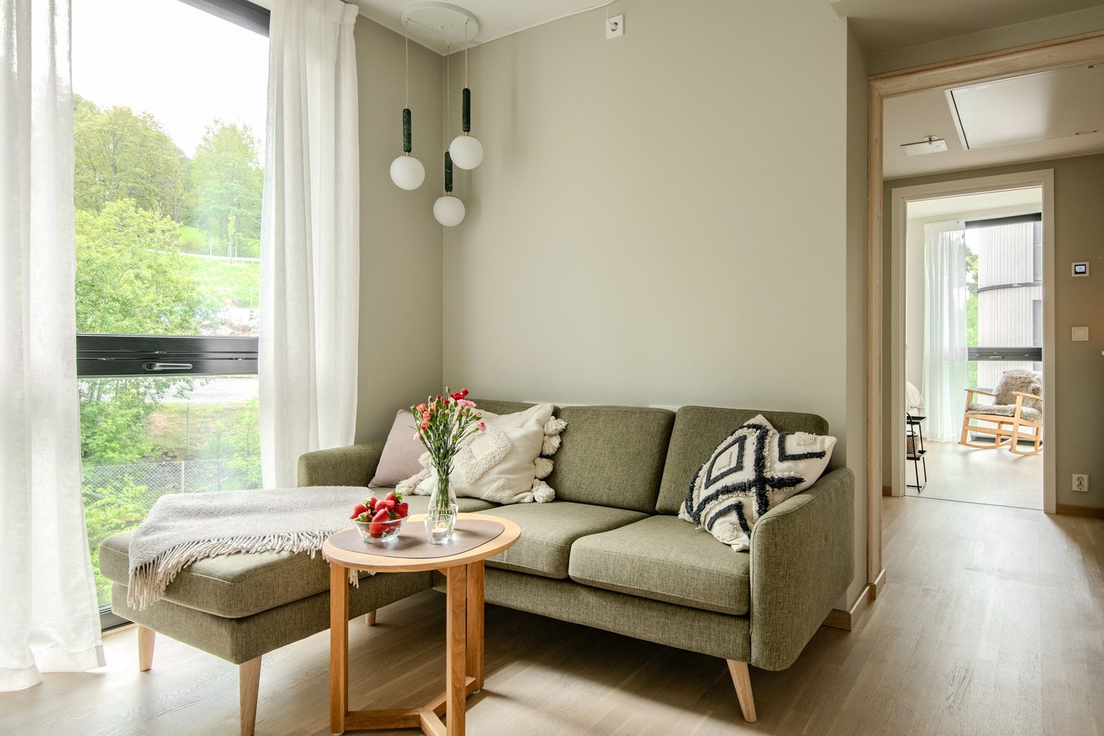 Store vindusflater fra gulv til tak slipper inn godt med naturlig lys. Galleribilde