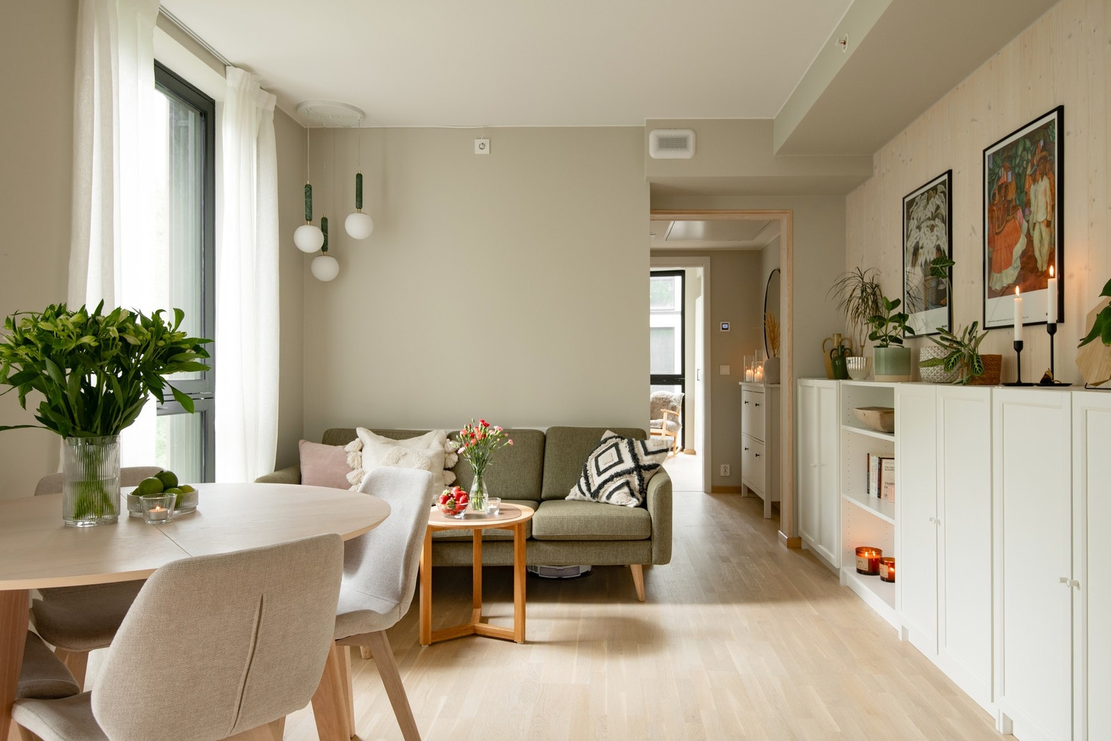 Her er det gode møbleringsmuligheter med plass til både sofagruppe og spisebord i tilknytning til kjøkkenet. Galleribilde
