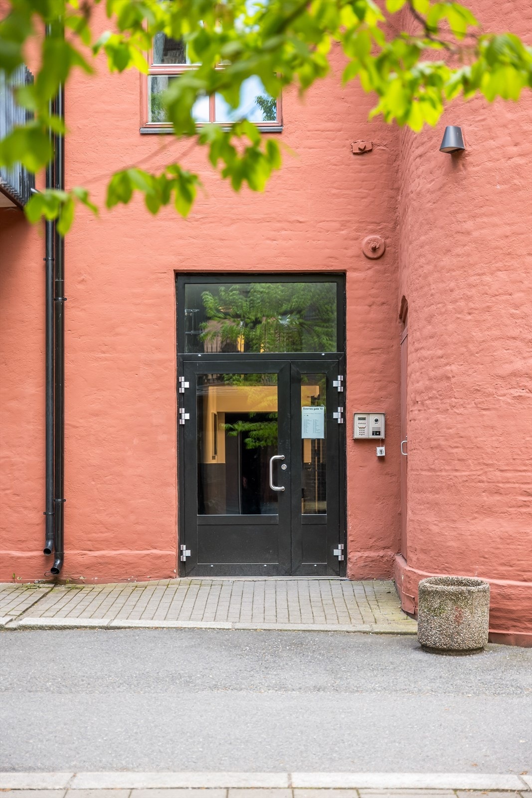 Det er enkel heisadkomst til leiligheten i 3. etasje via felles trapperom, som passer for folk i alle aldre, samt praktisk for dyreeiere. Galleribilde